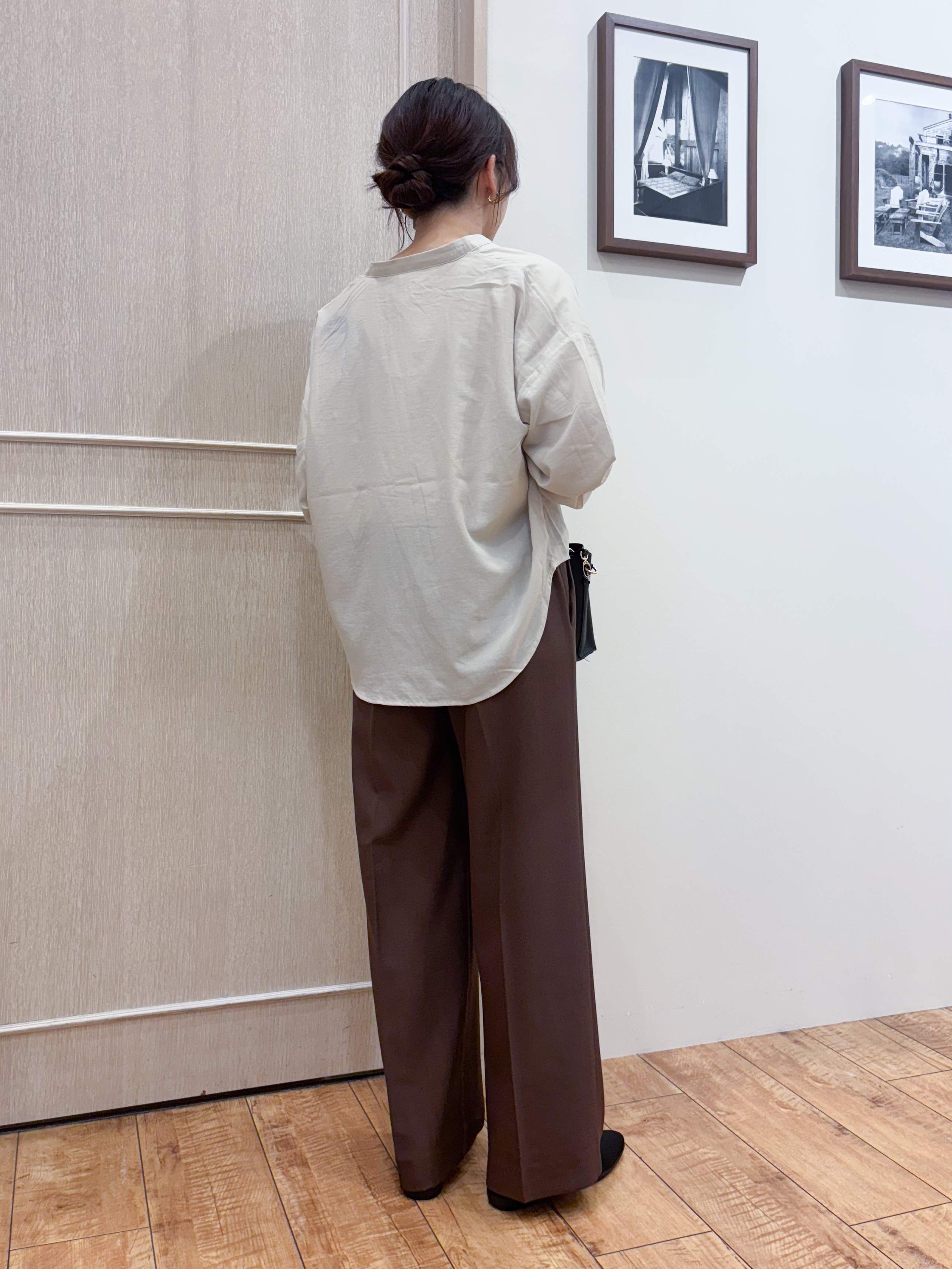 なみさんの「SHOO･LA･RUE｜【洗濯後しわになりにくい/S-LL】こなれ見え ゆるっと キーネック金ボタンポケットシャツ」を使ったコーディネート