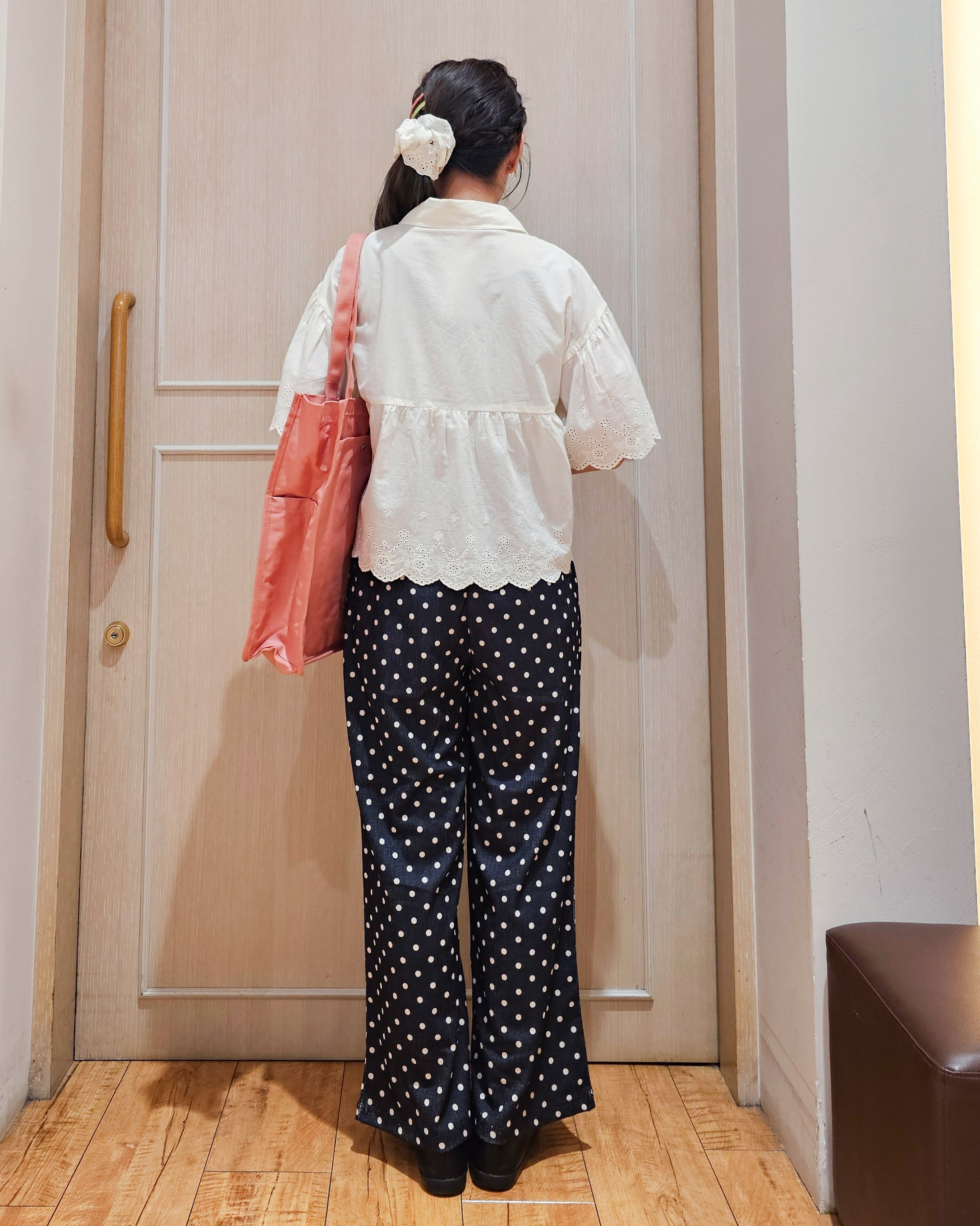 ゆゆさんの「SHOO･LA･RUE｜【洗濯機可/綿100％/体型カバー】刺繍レースがこなれ見え 二の腕が隠せる ペプラムブラウス」を使ったコーディネート