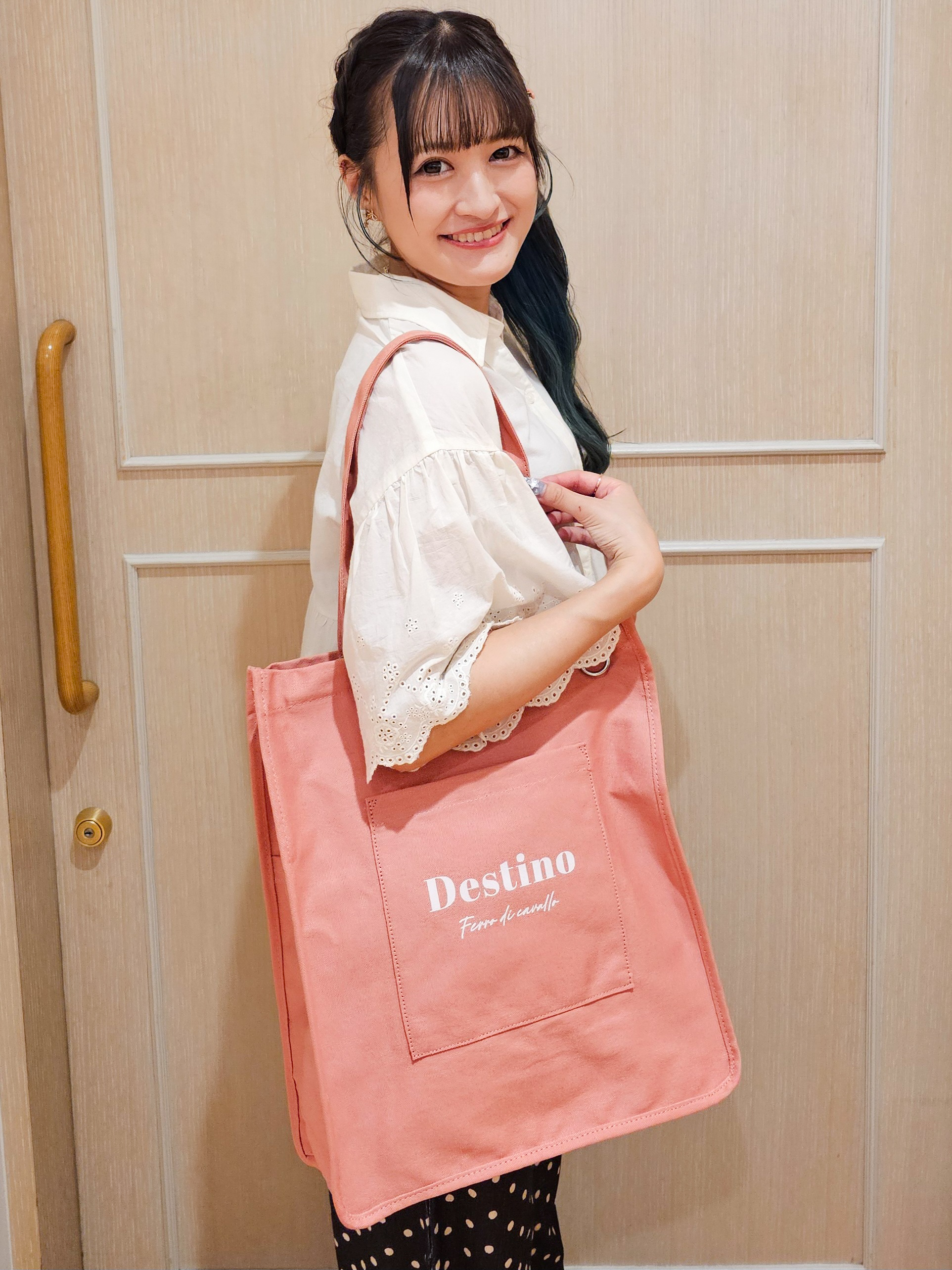 ゆゆさんの「SHOO･LA･RUE｜【洗濯機可/綿100％/体型カバー】刺繍レースがこなれ見え 二の腕が隠せる ペプラムブラウス」を使ったコーディネート