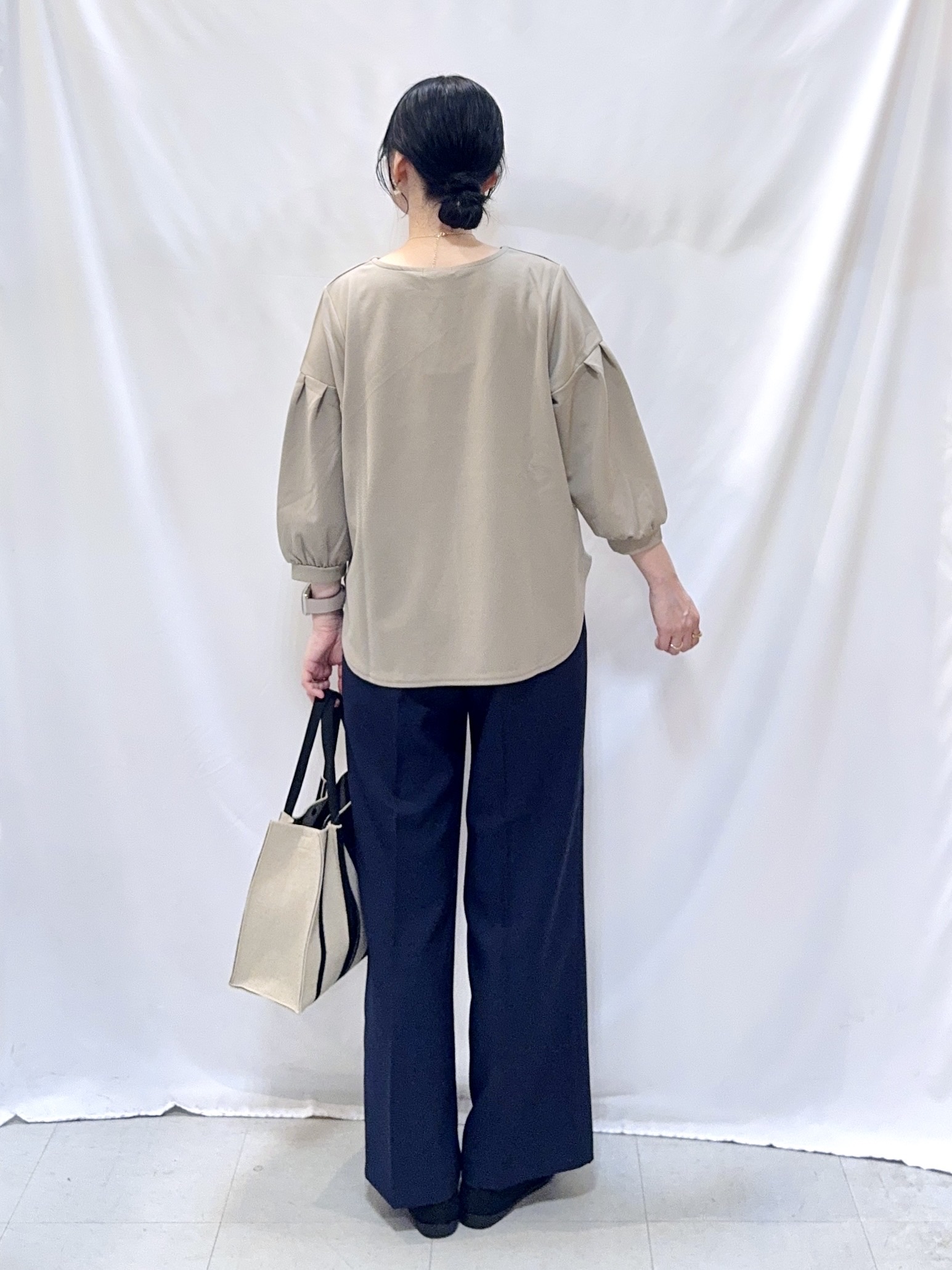 𝐇𝐢𝐫𝐨𝐦𝐢さんの「SHOO･LA･RUE｜【着丈選べる/2点セット】ネックレス付き やわらか8分袖ブラウス」を使ったコーディネート
