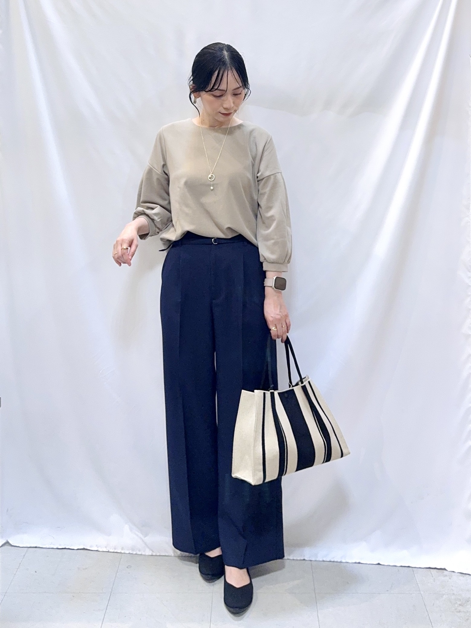 𝐇𝐢𝐫𝐨𝐦𝐢さんの「SHOO･LA･RUE｜【着丈選べる/2点セット】ネックレス付き やわらか8分袖ブラウス」を使ったコーディネート