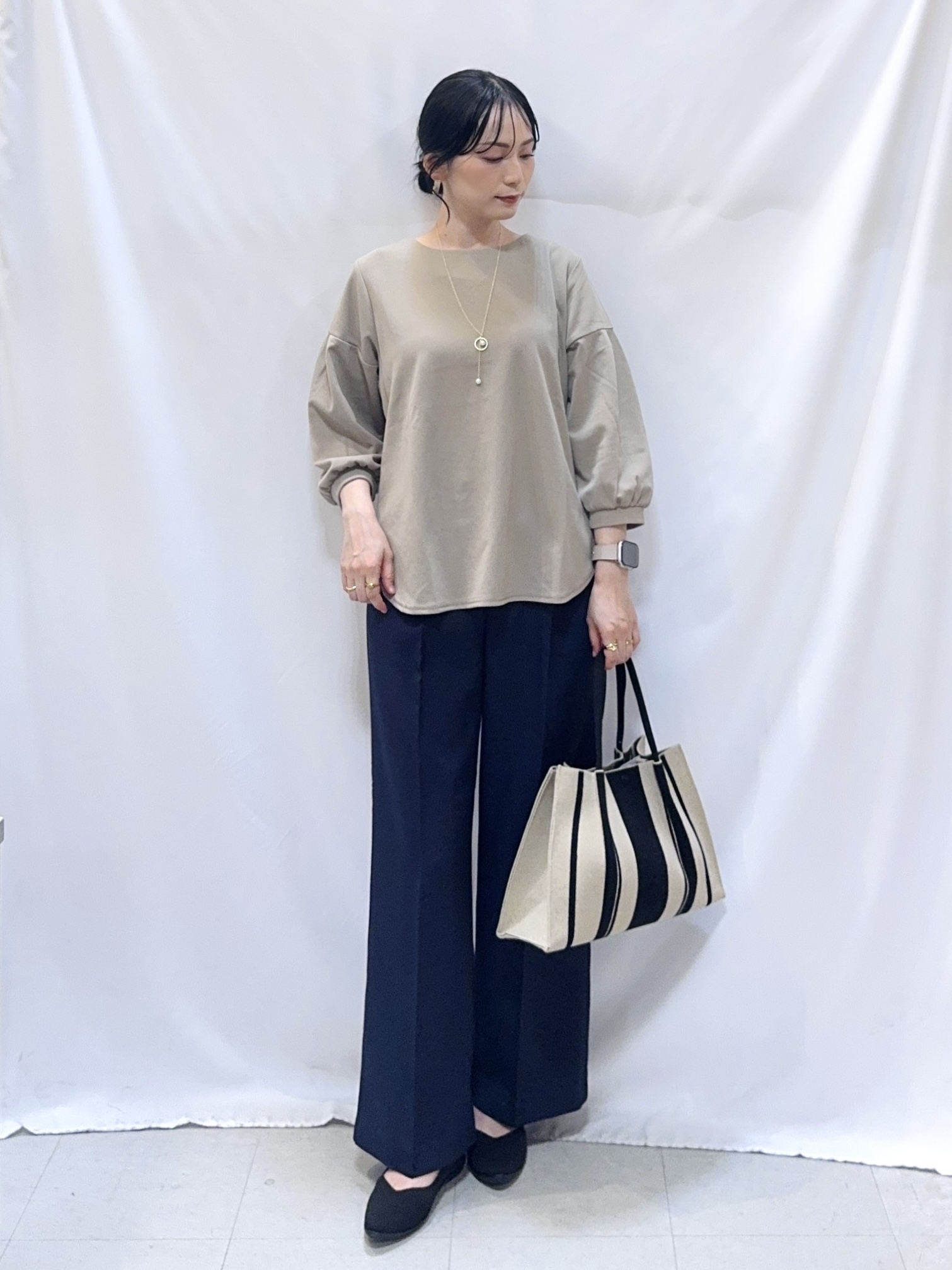𝐇𝐢𝐫𝐨𝐦𝐢さんの「SHOO･LA･RUE｜【着丈選べる/2点セット】ネックレス付き やわらか8分袖ブラウス」を使ったコーディネート