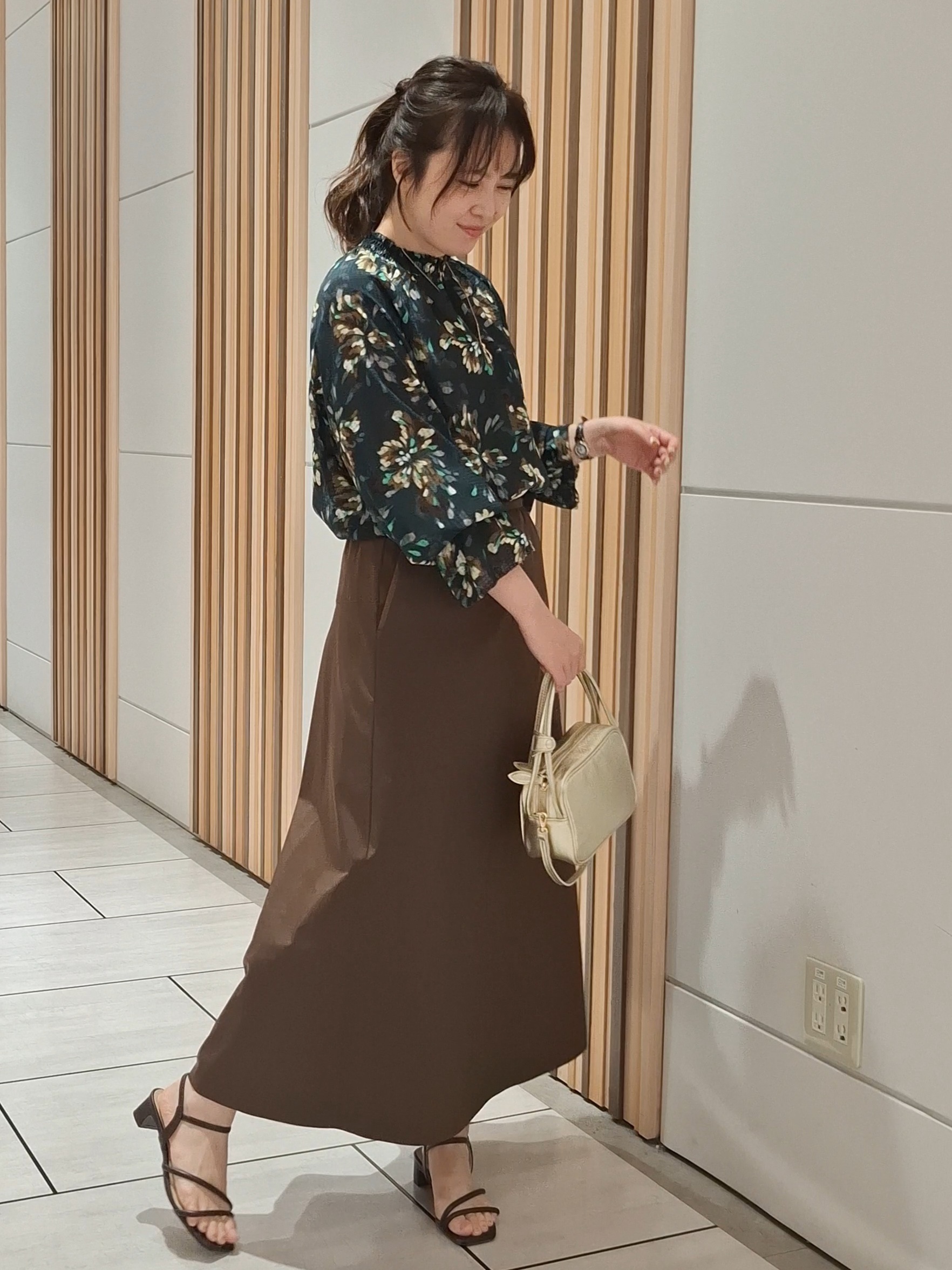 YuKaRiさんの「UNTITLED｜【秋映え/花柄】フラワープリントブラウス」を使ったコーディネート