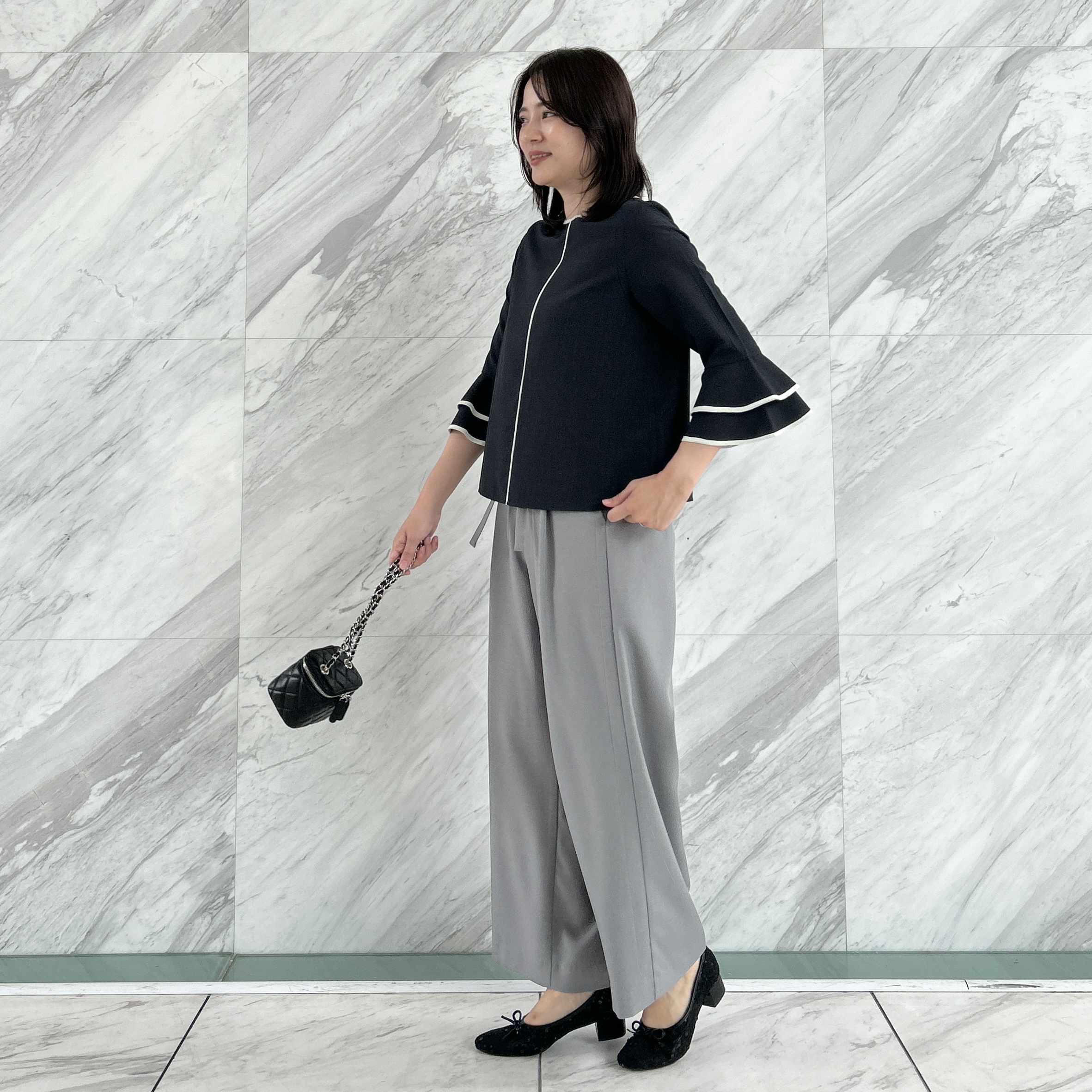 shinoさんの「Couture brooch｜【イージーケア・接触冷感・吸水速乾】配色ラッフルブラウス」を使ったコーディネート