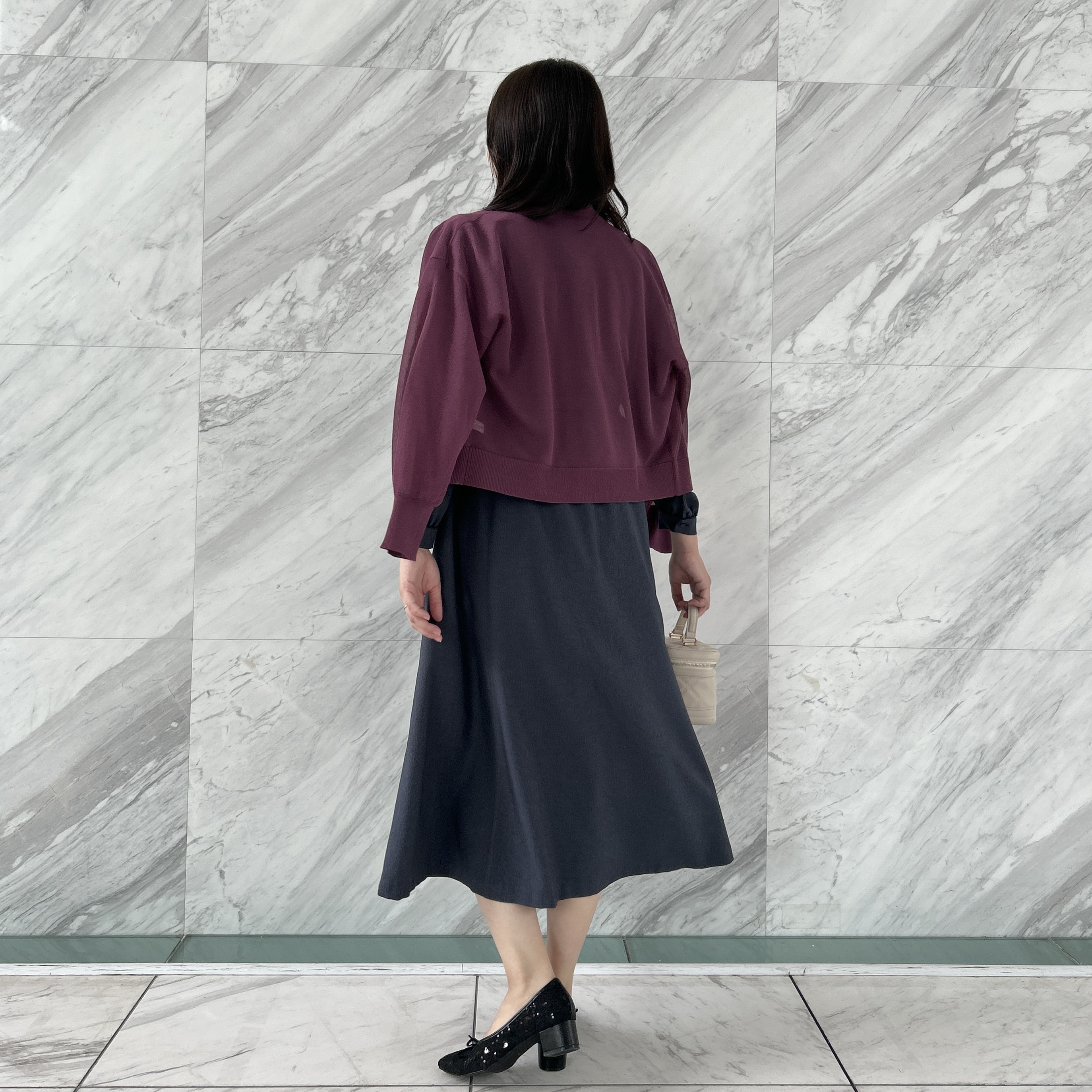 shinoさんの「Couture brooch｜【上品な透け感】ダブルパール調釦 愛されシアーカーディガン」を使ったコーディネート