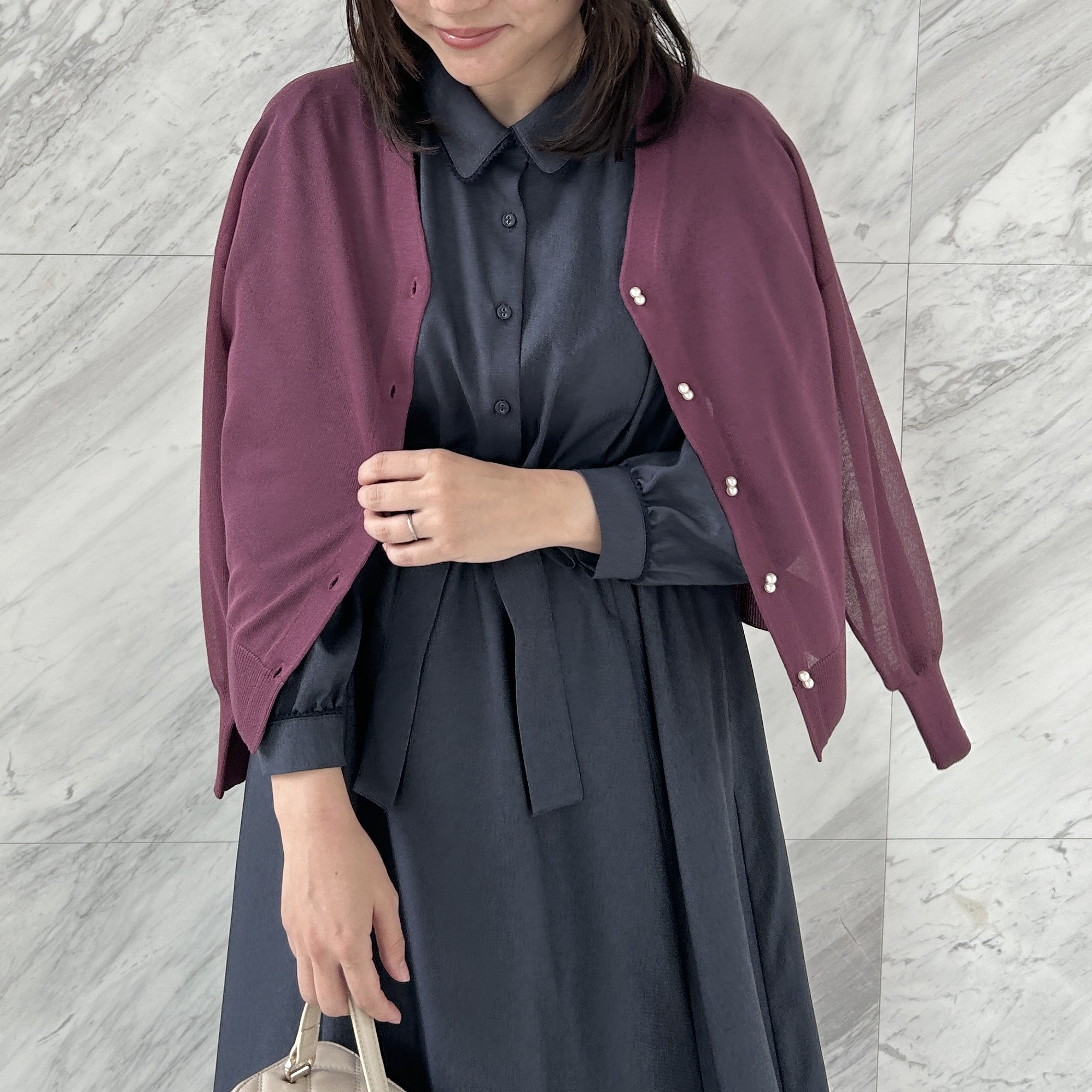 shinoさんの「Couture brooch｜【上品な透け感】ダブルパール調釦 愛されシアーカーディガン」を使ったコーディネート