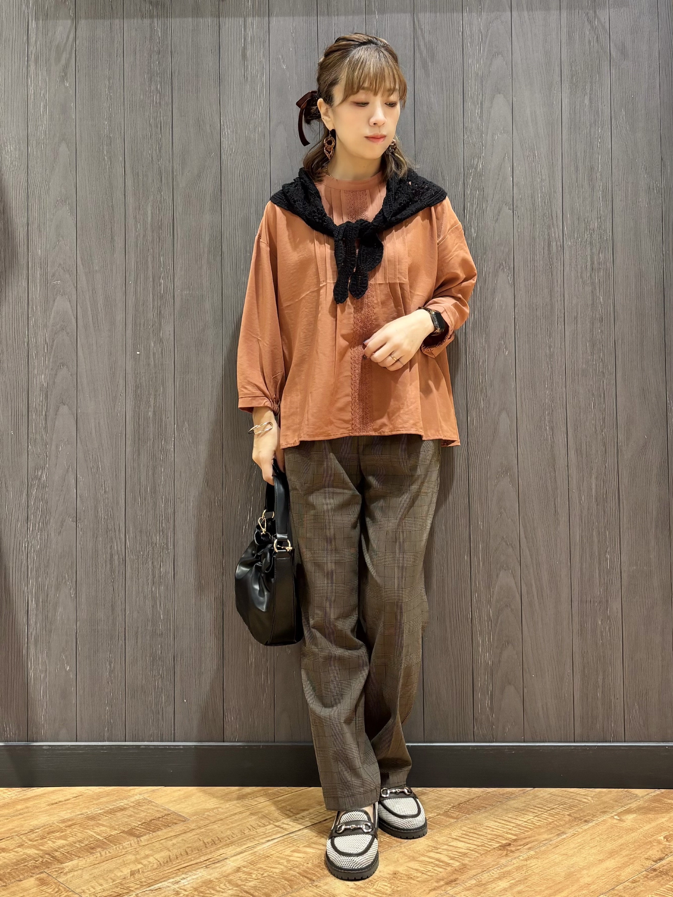 meiさんの「SHOO･LA･RUE｜【S-LL/洗濯機可】1枚で華やかに フロントレース7分袖ブラウス」を使ったコーディネート