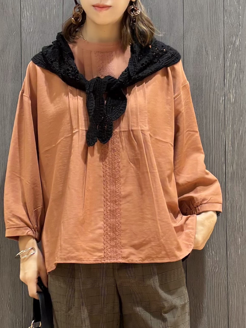 meiさんの「SHOO･LA･RUE｜【S-LL/洗濯機可】1枚で華やかに フロントレース7分袖ブラウス」を使ったコーディネート