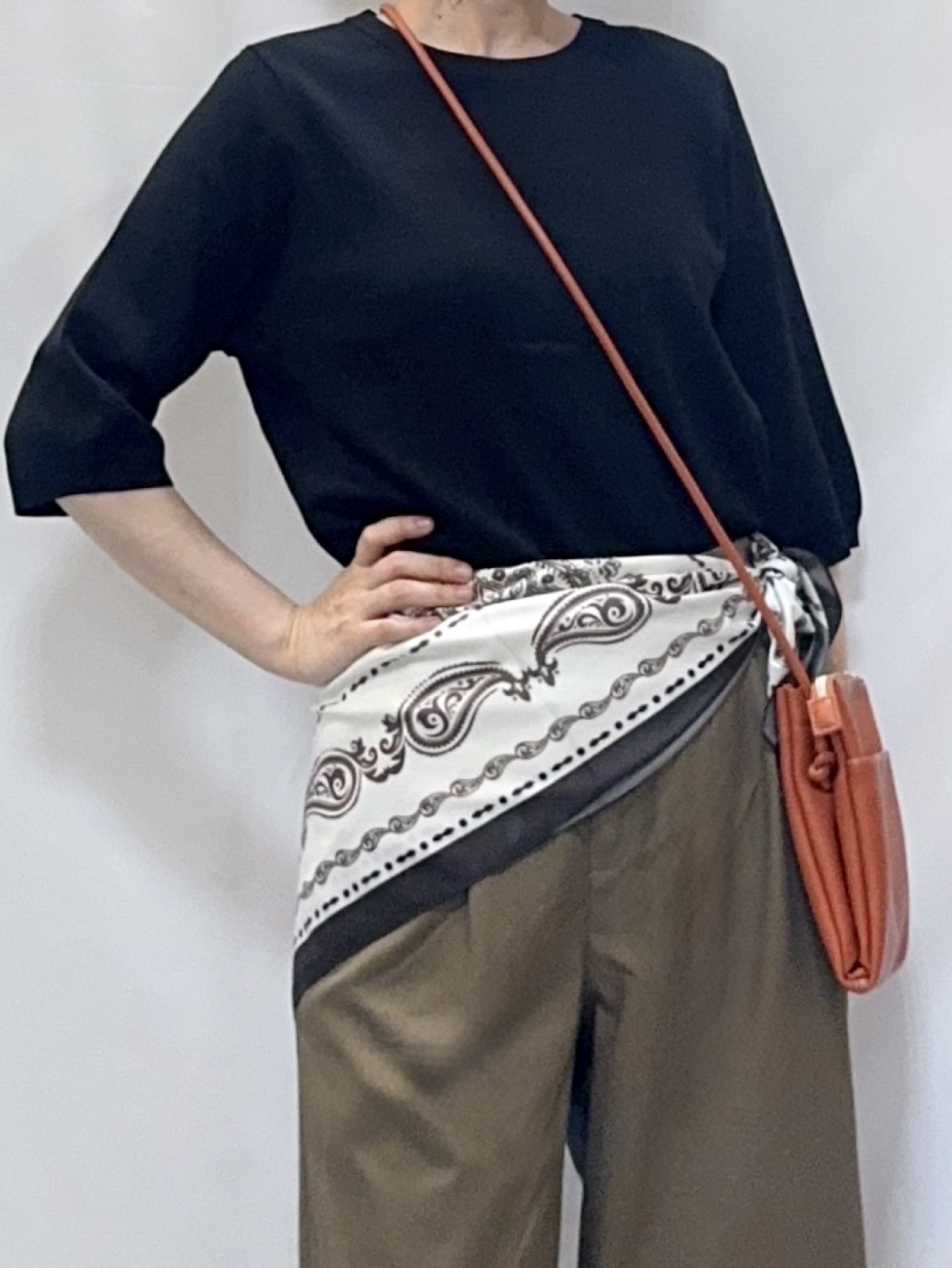 𝐇𝐢𝐫𝐨𝐦𝐢さんの「SHOO･LA･RUE｜【ガンガン洗える/毛玉になりにくい】二の腕見せない 5分袖ニット」を使ったコーディネート