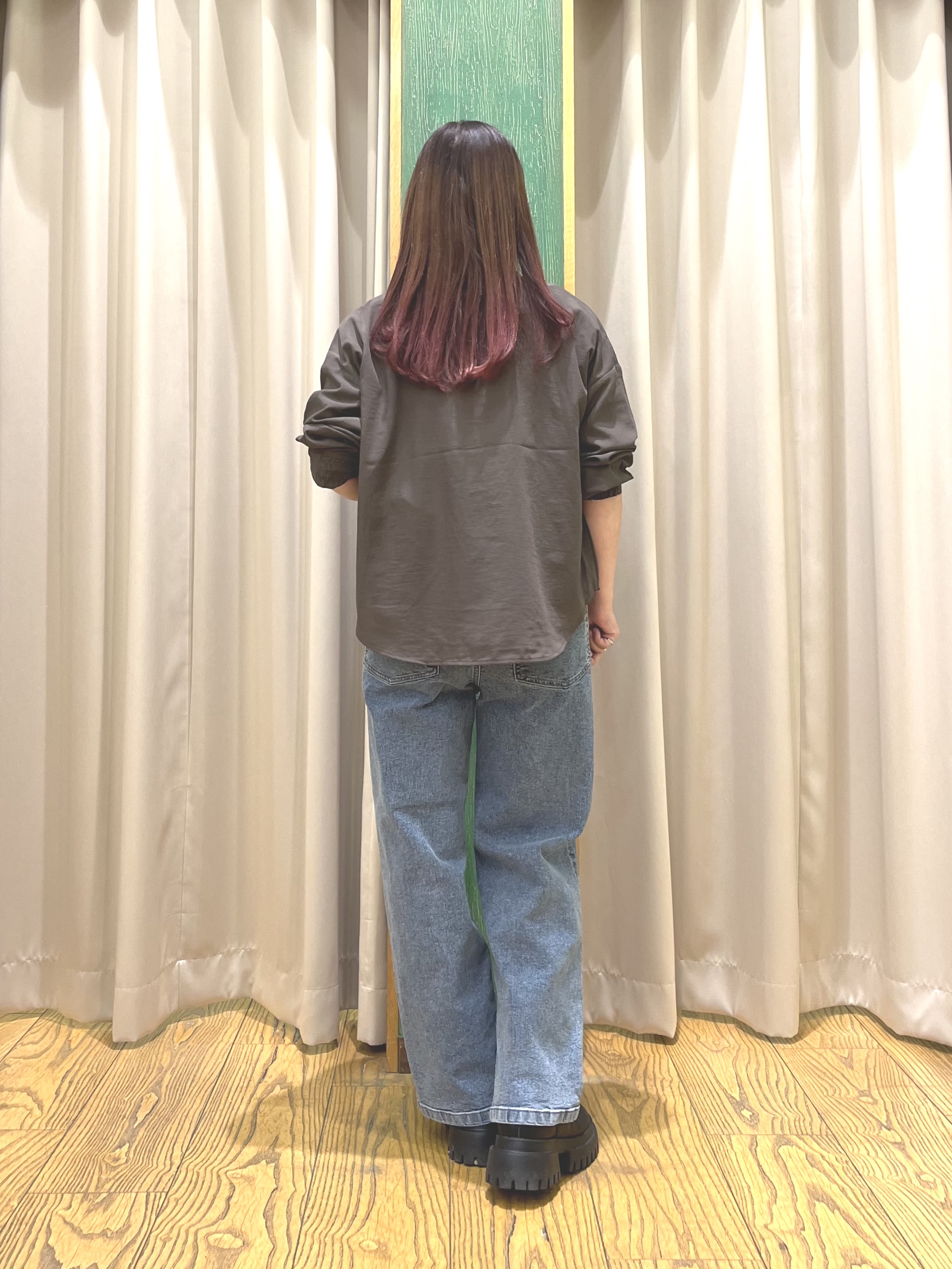 ゆっきーさんの「SHOO･LA･RUE｜【S-LL/洗濯機可】大人っぽく着られる ジェルロゴプリントTシャツ」を使ったコーディネート