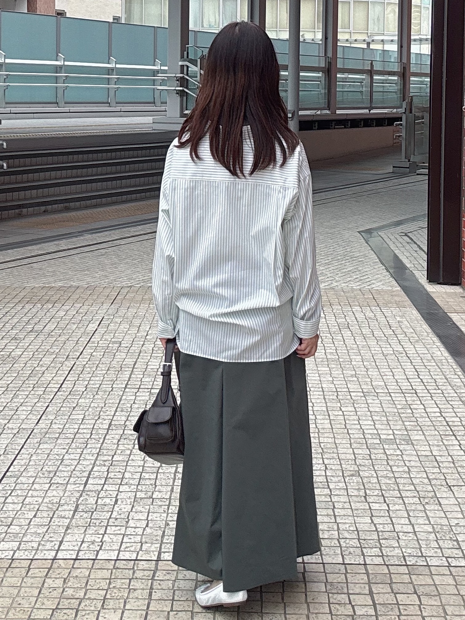 makiさんの「UNTITLED｜【6色色展開/コットン100】カラーベーシックシャツ」を使ったコーディネート