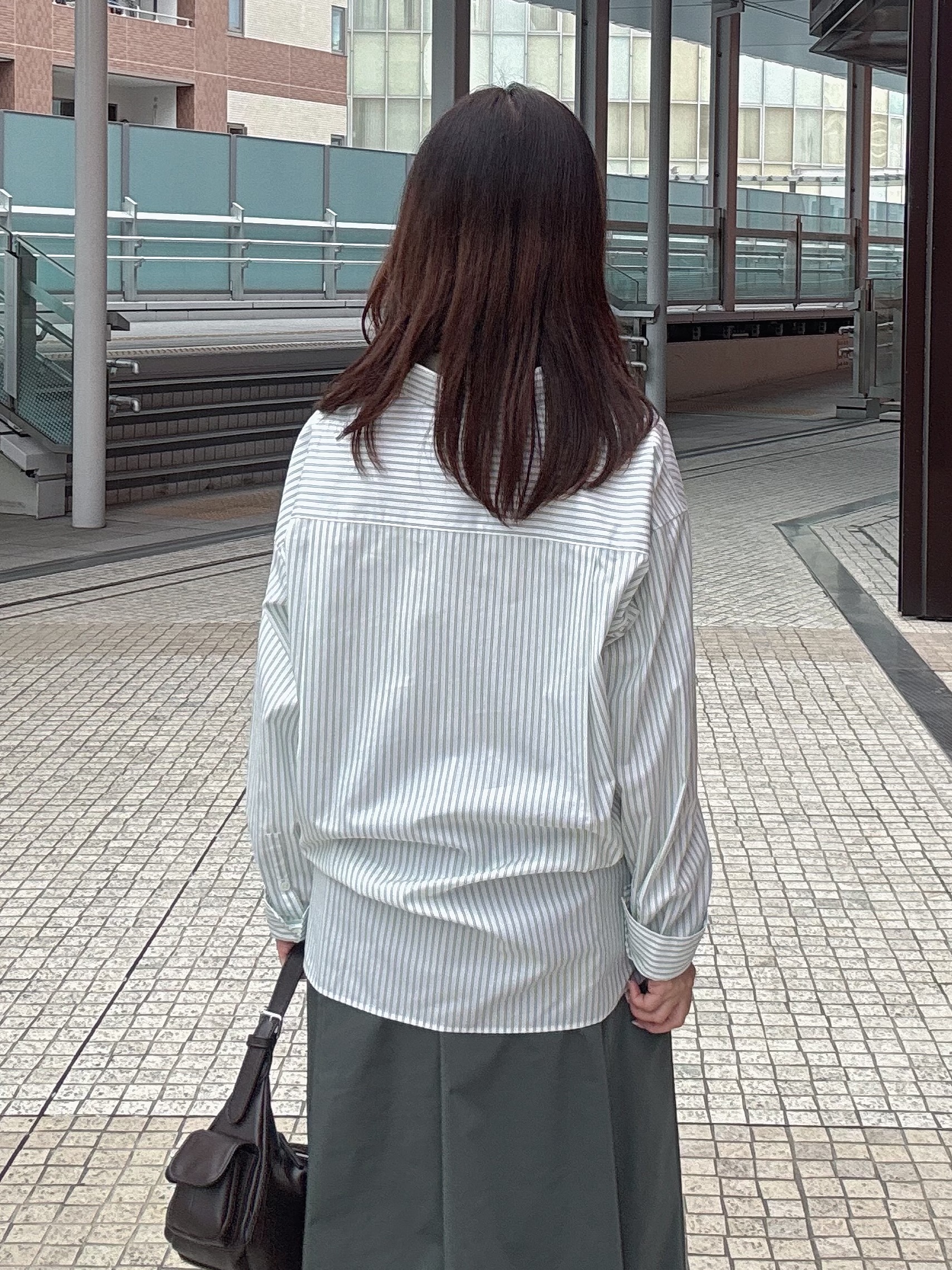 makiさんの「UNTITLED｜【6色色展開/コットン100】カラーベーシックシャツ」を使ったコーディネート