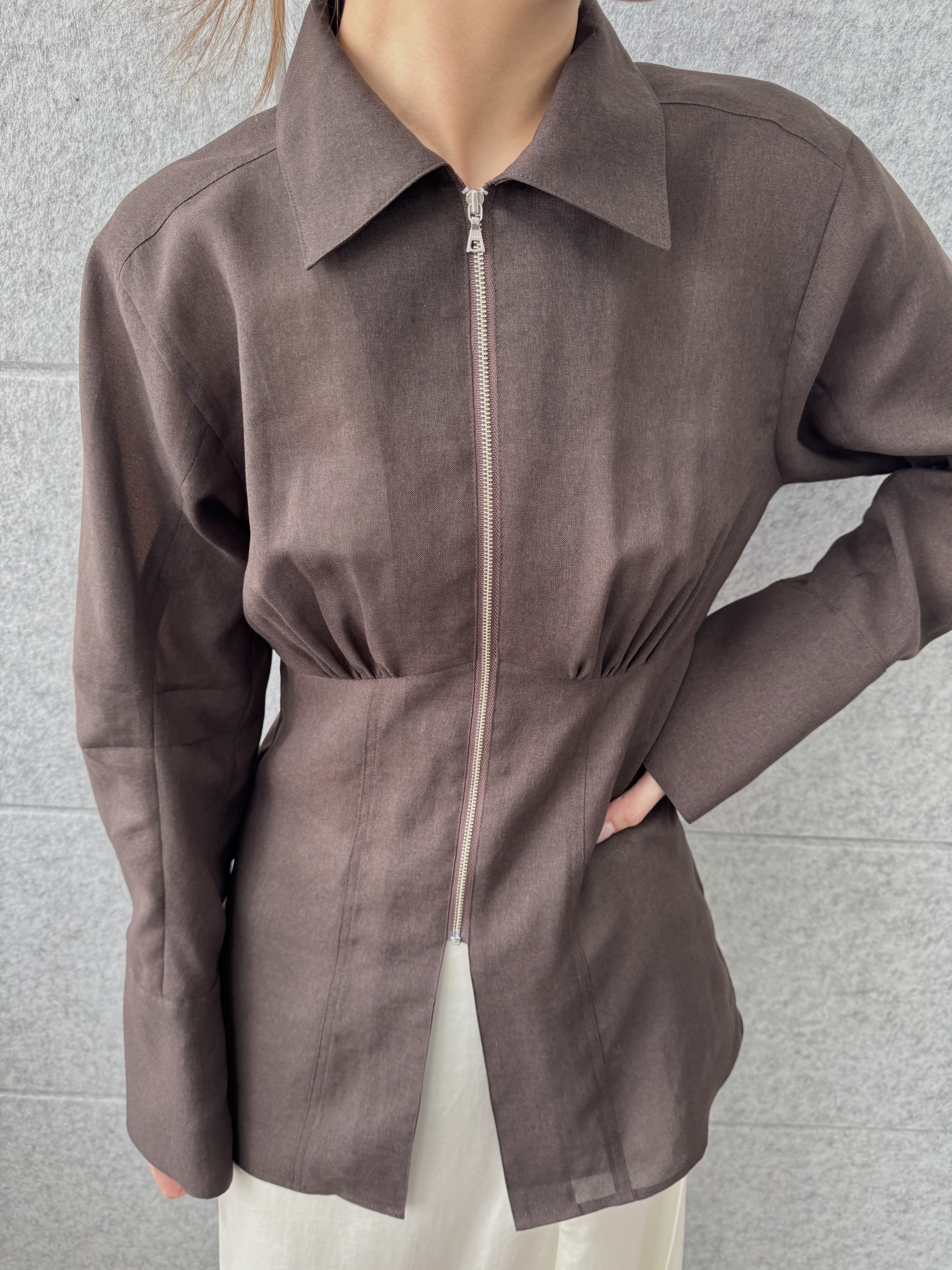 uchi__yamaさんの「CODE A｜satin slit flare skirt」を使ったコーディネート