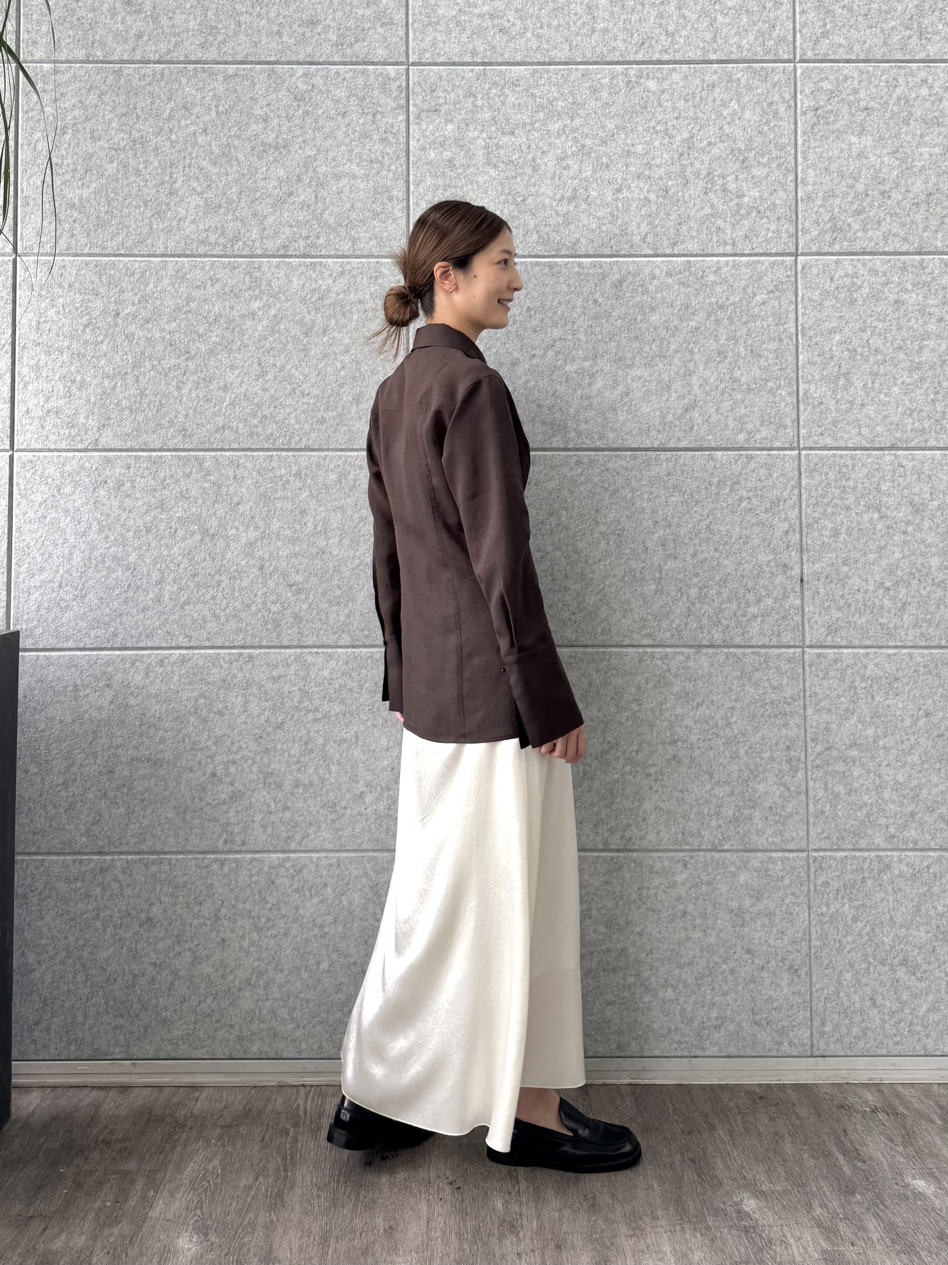 uchi__yamaさんの「CODE A｜satin slit flare skirt」を使ったコーディネート
