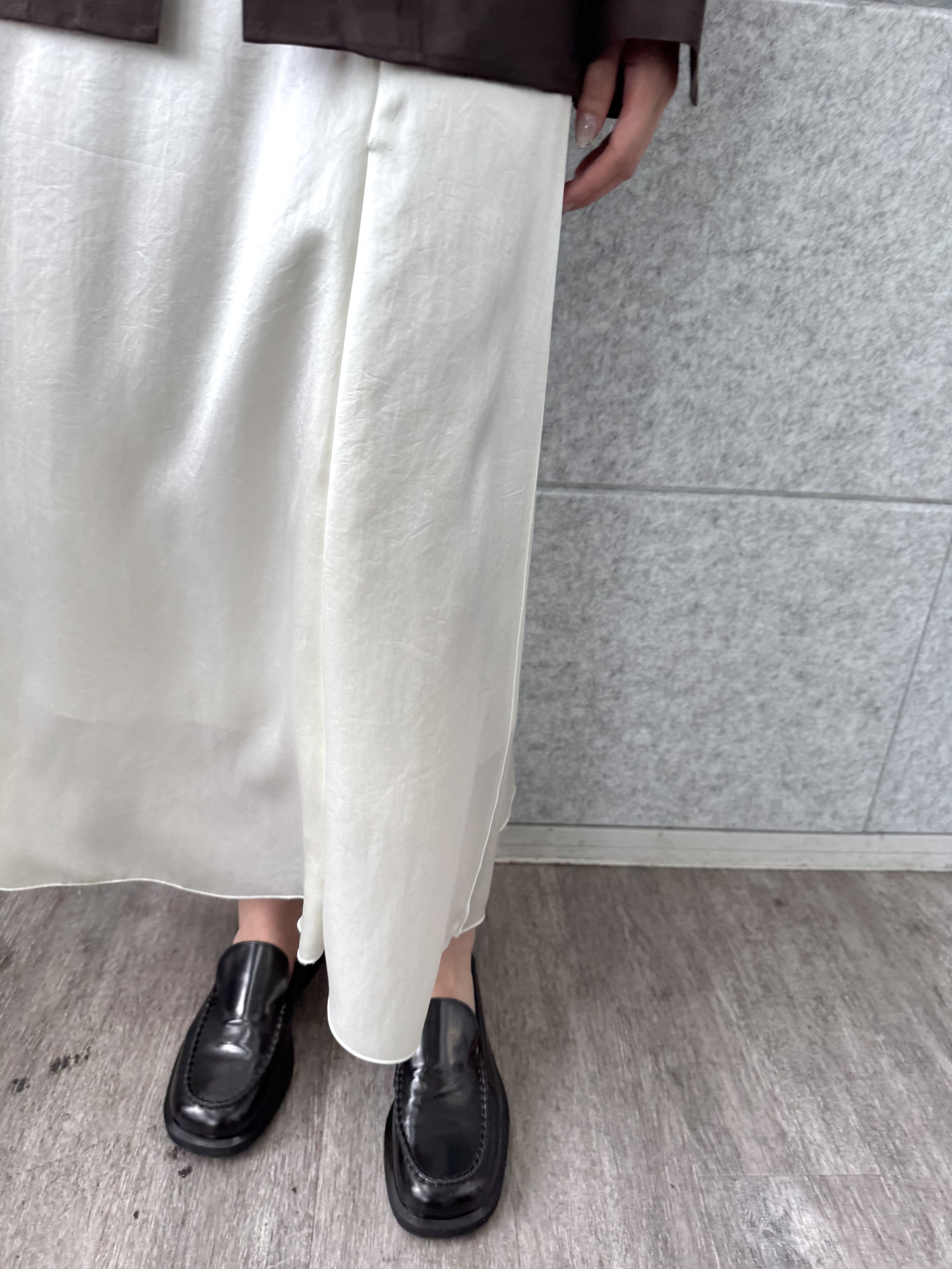 uchi__yamaさんの「CODE A｜satin slit flare skirt」を使ったコーディネート