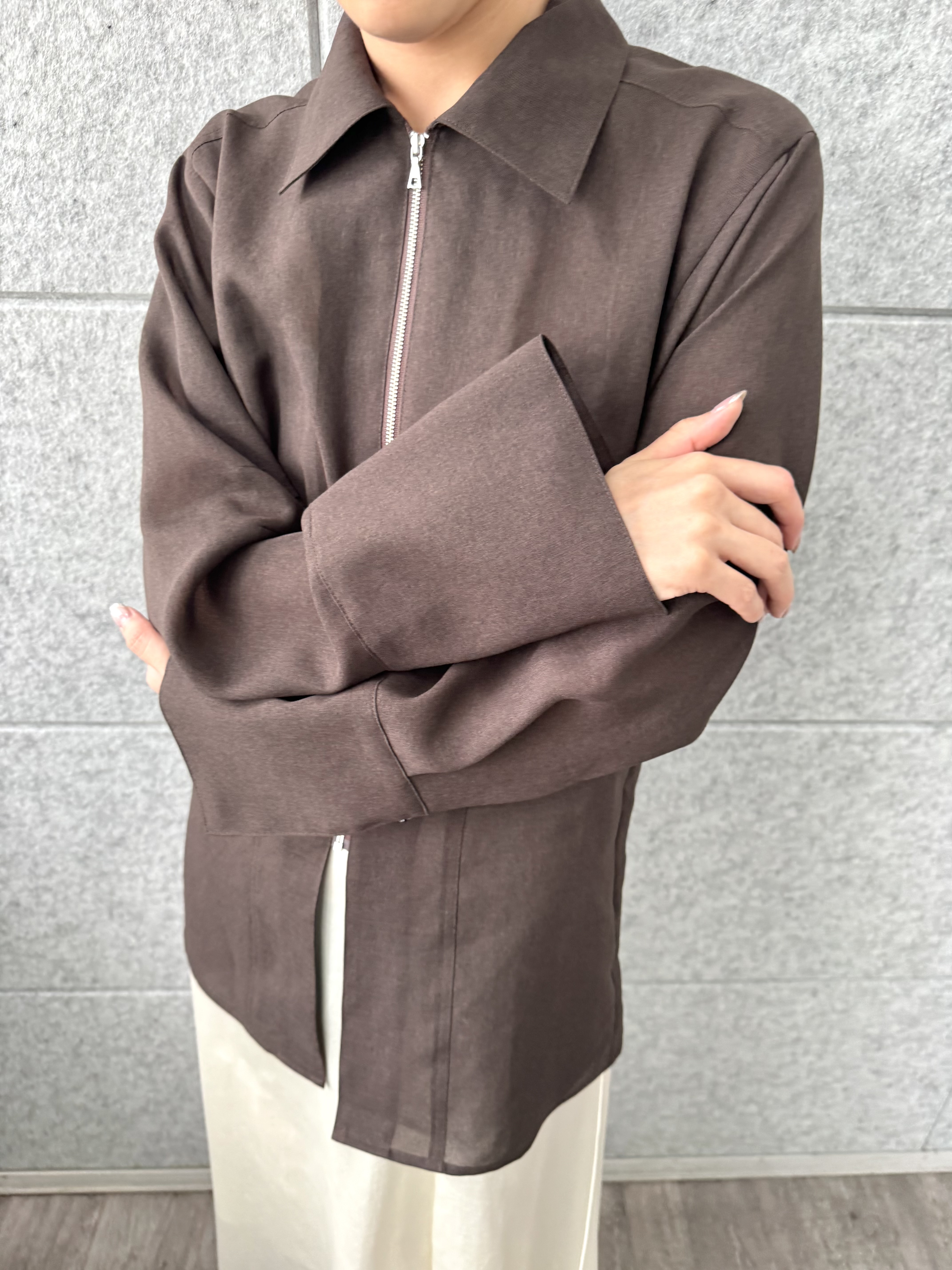 uchi__yamaさんの「CODE A｜satin slit flare skirt」を使ったコーディネート