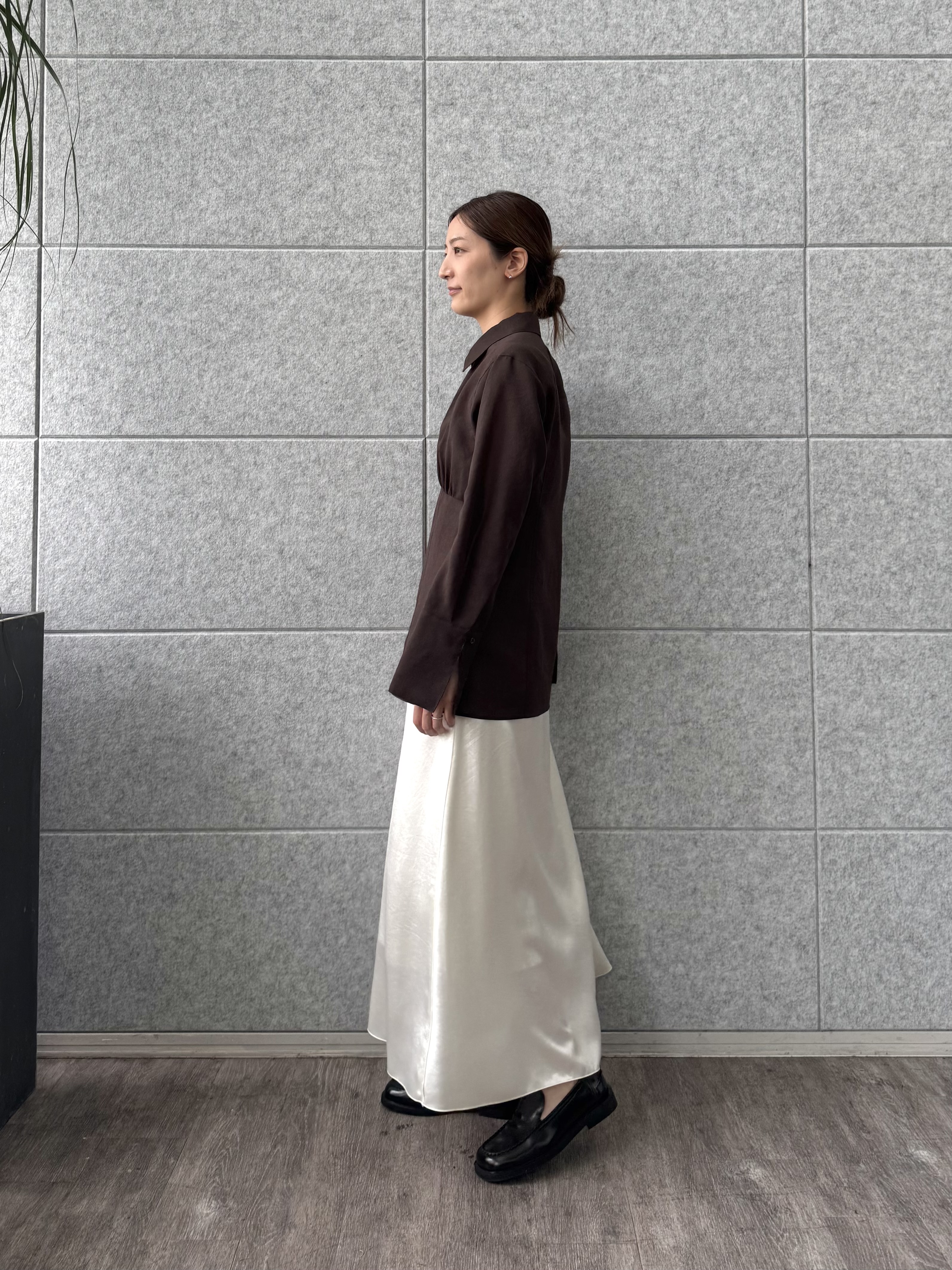 uchi__yamaさんの「CODE A｜satin slit flare skirt」を使ったコーディネート