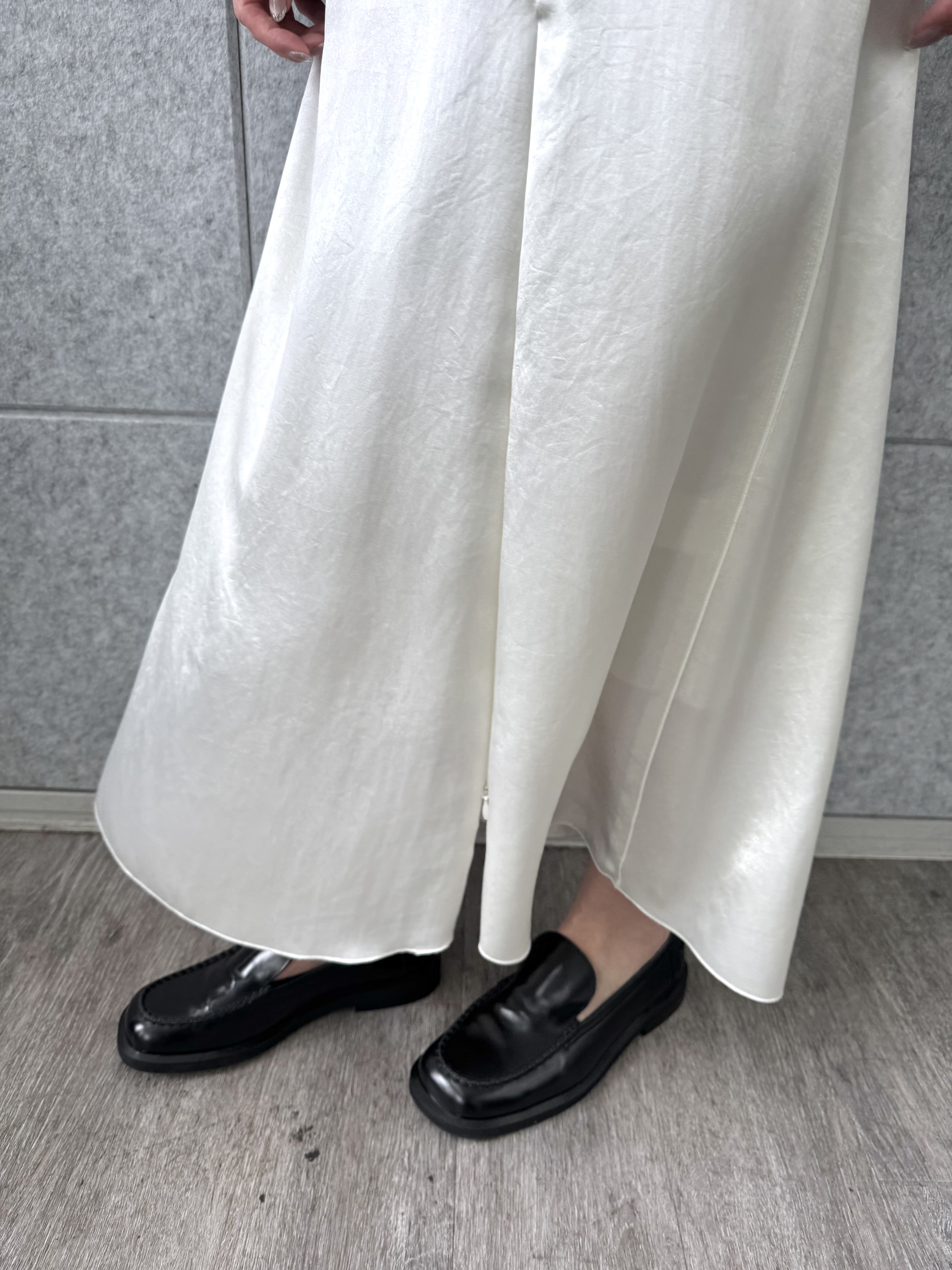 uchi__yamaさんの「CODE A｜satin slit flare skirt」を使ったコーディネート
