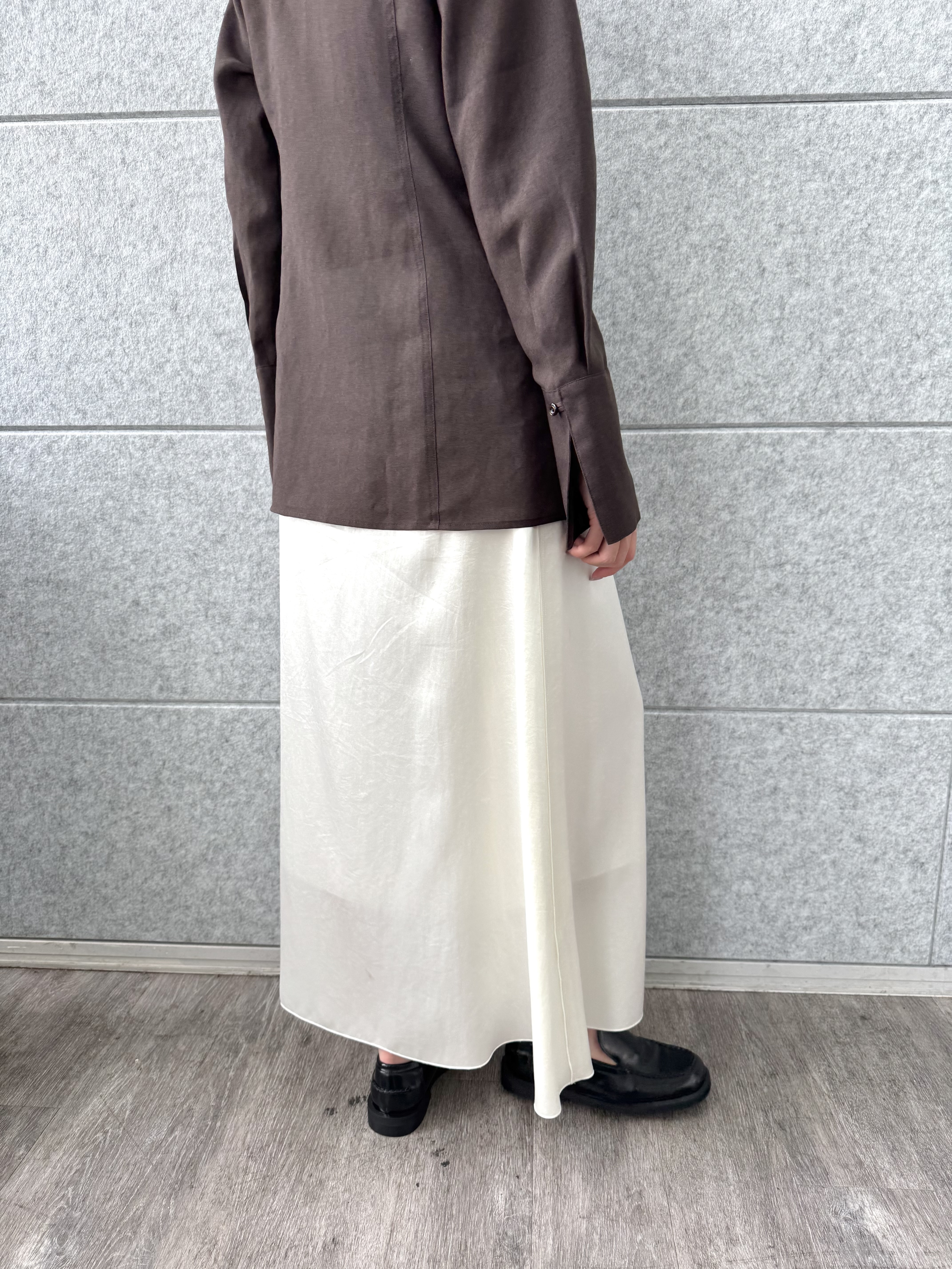 uchi__yamaさんの「CODE A｜satin slit flare skirt」を使ったコーディネート
