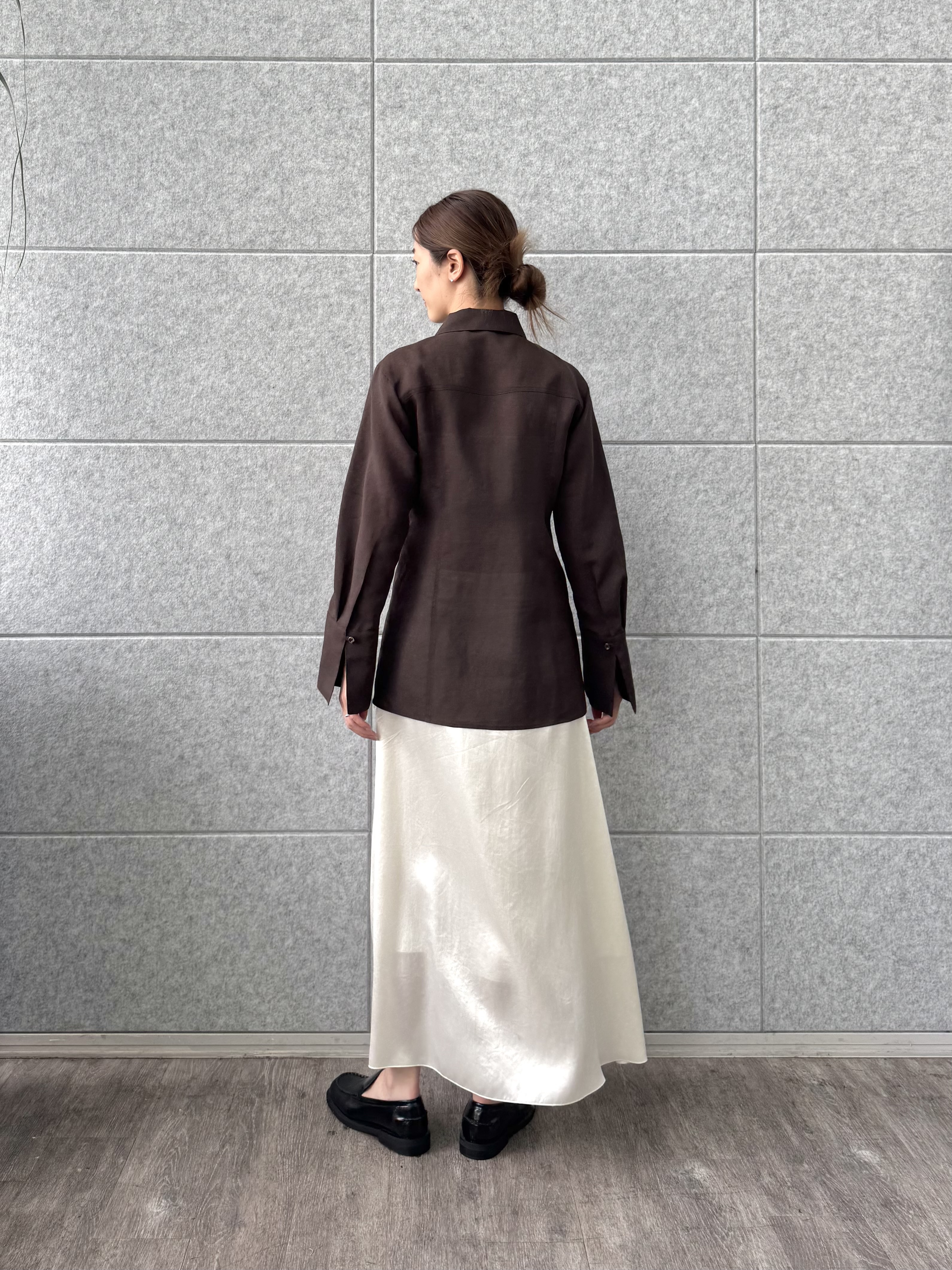 uchi__yamaさんの「CODE A｜satin slit flare skirt」を使ったコーディネート