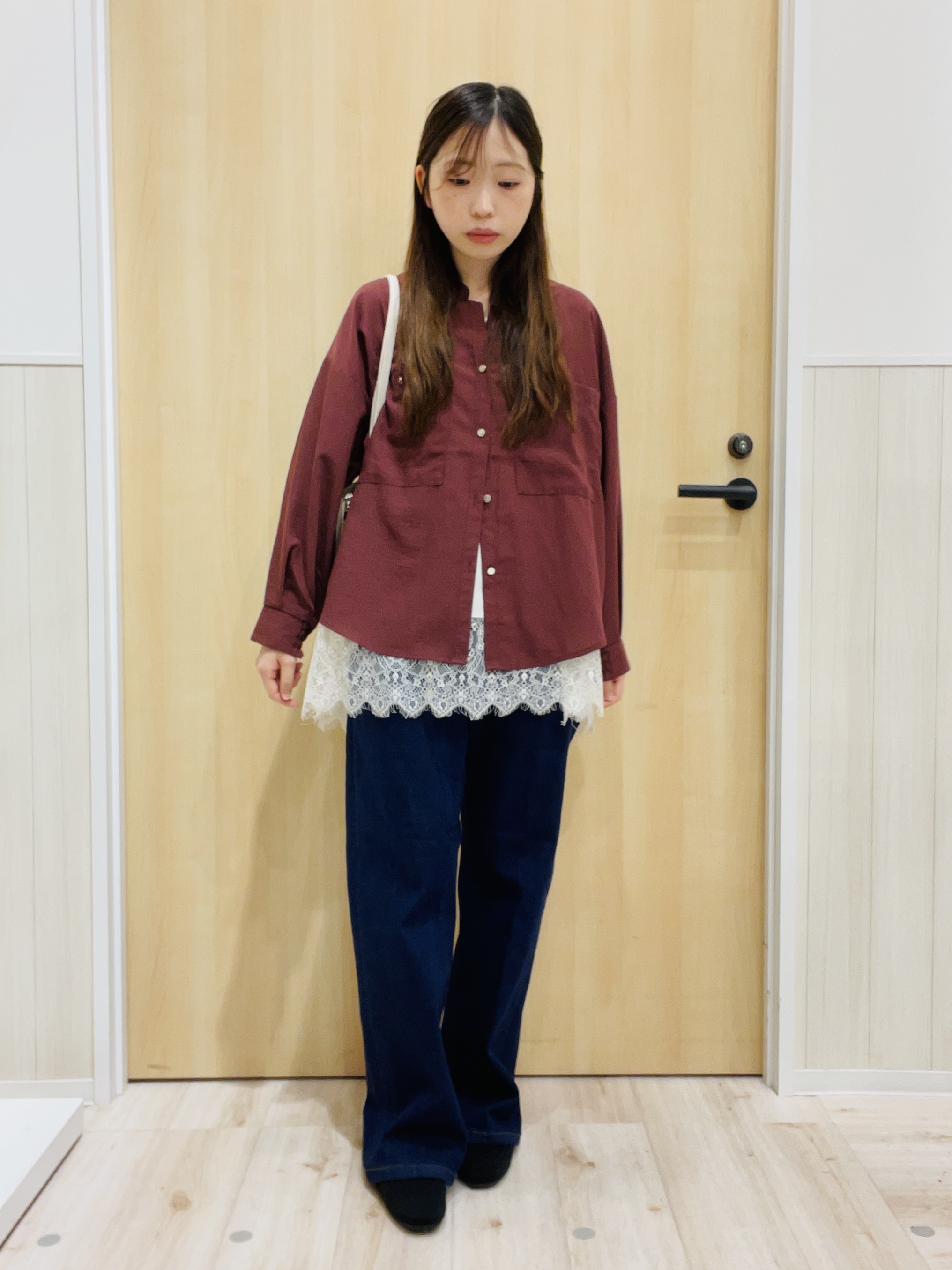 minamiさんの「SHOO･LA･RUE｜【洗濯後しわになりにくい/S-LL】キーネック金ボタンポケットシャツ」を使ったコーディネート