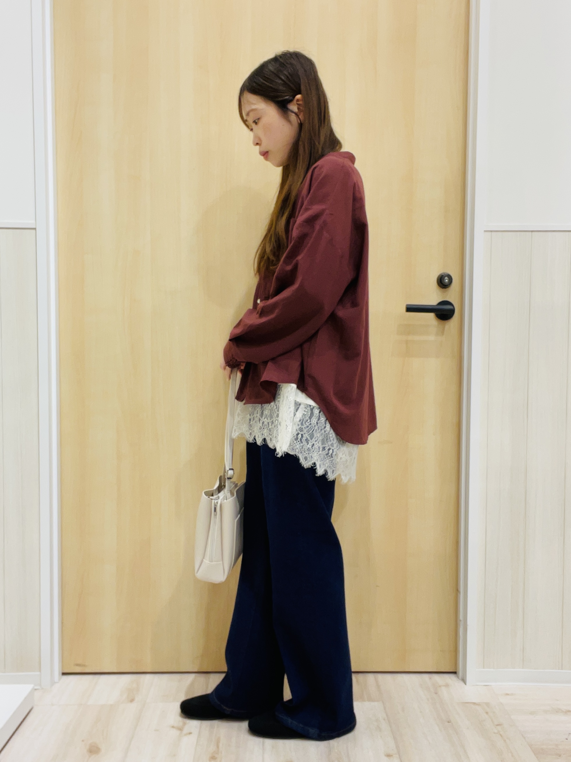 minamiさんの「SHOO･LA･RUE｜【洗濯後しわになりにくい/S-LL】キーネック金ボタンポケットシャツ」を使ったコーディネート