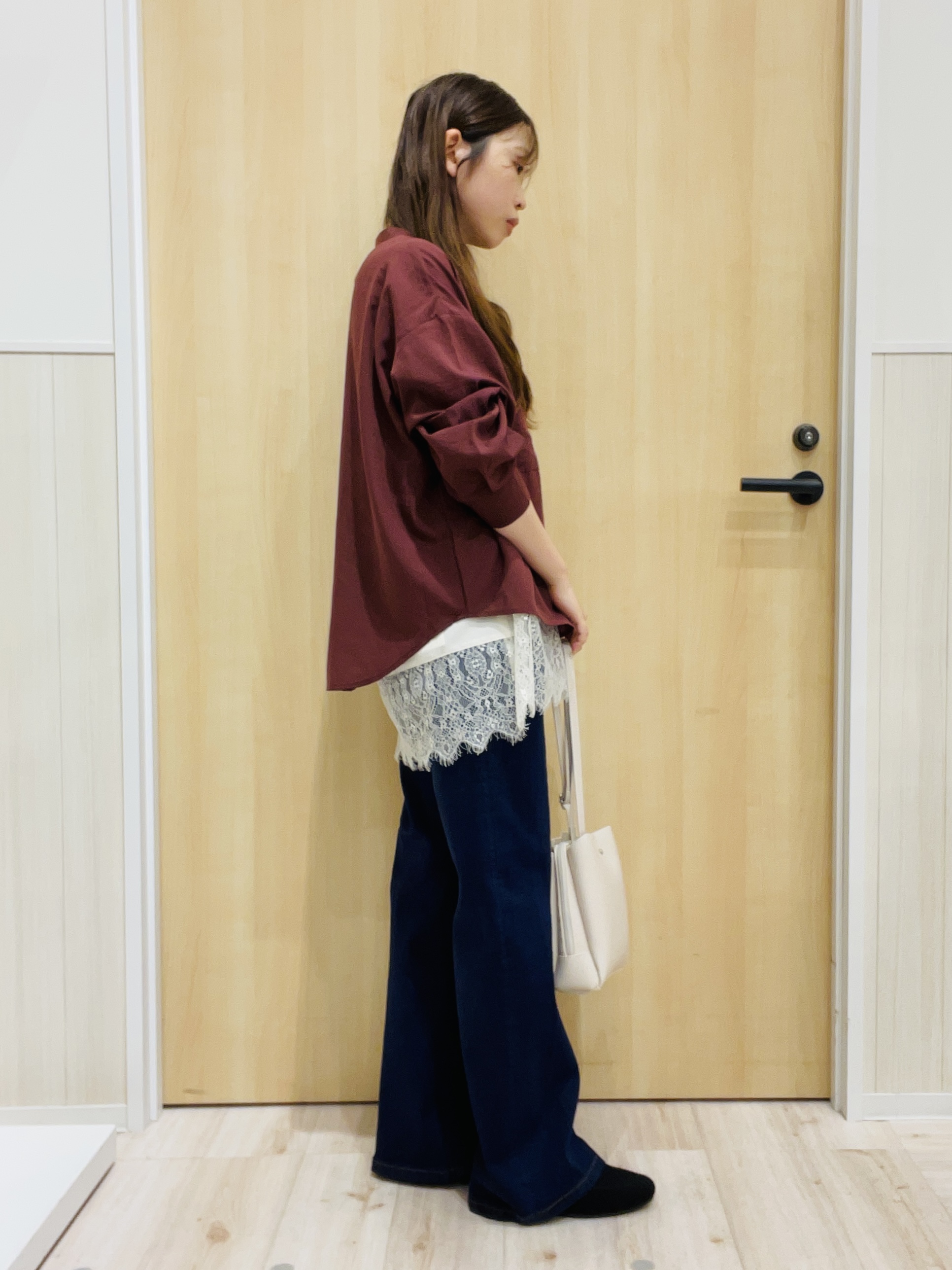 minamiさんの「SHOO･LA･RUE｜【洗濯後しわになりにくい/S-LL】キーネック金ボタンポケットシャツ」を使ったコーディネート