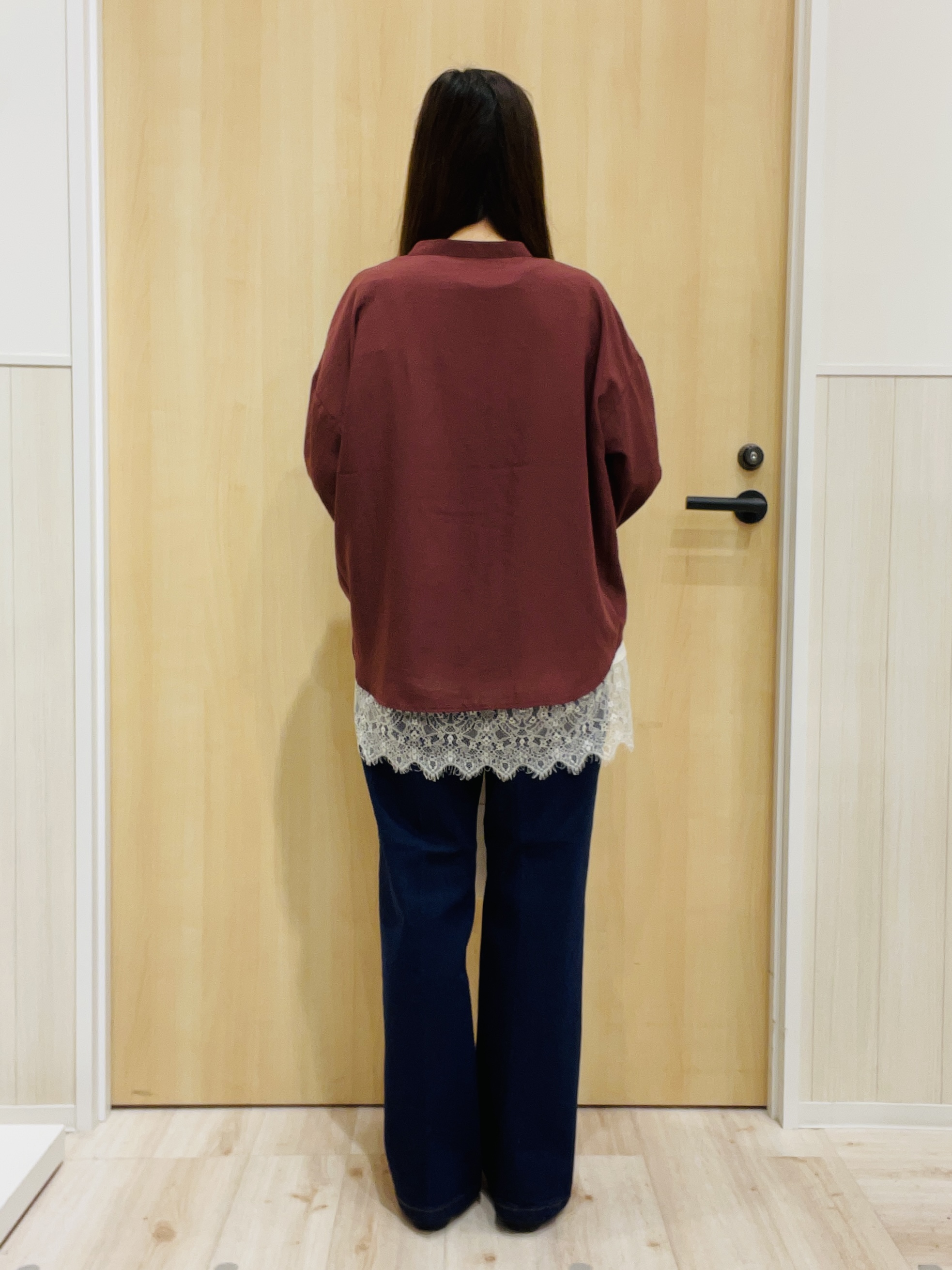 minamiさんの「SHOO･LA･RUE｜【洗濯後しわになりにくい/S-LL】キーネック金ボタンポケットシャツ」を使ったコーディネート