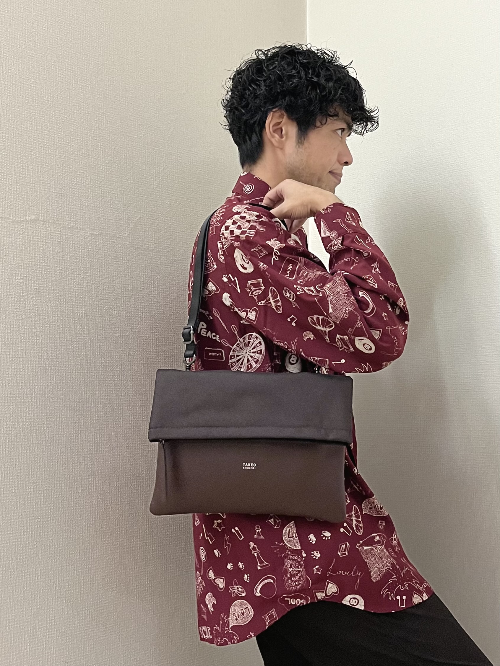 URAさんの「TAKEO KIKUCHI｜【BOWLER HAT LABEL】日本製PLAYプリントシャツ」を使ったコーディネート