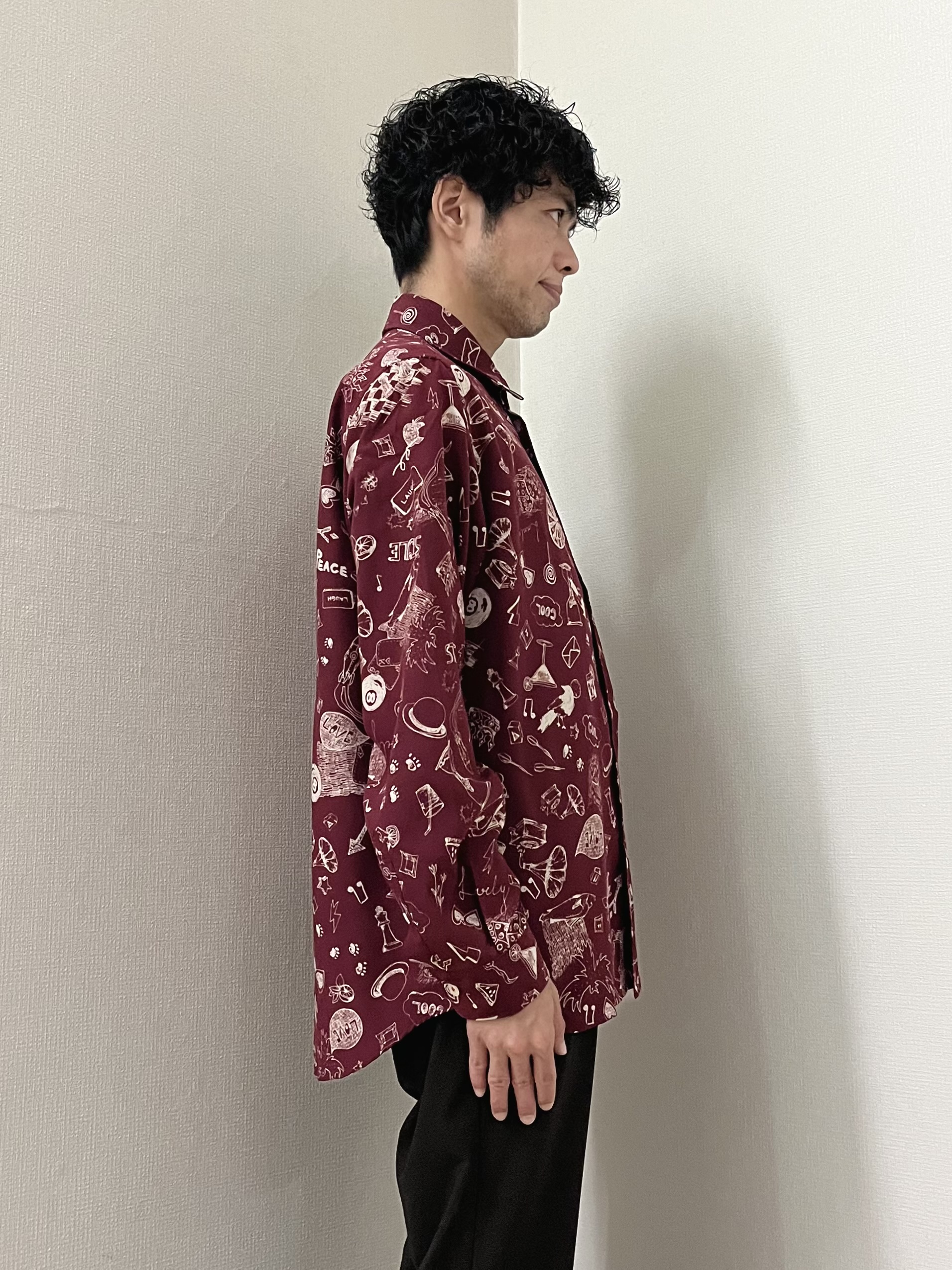 URAさんの「TAKEO KIKUCHI｜【BOWLER HAT LABEL】日本製PLAYプリントシャツ」を使ったコーディネート