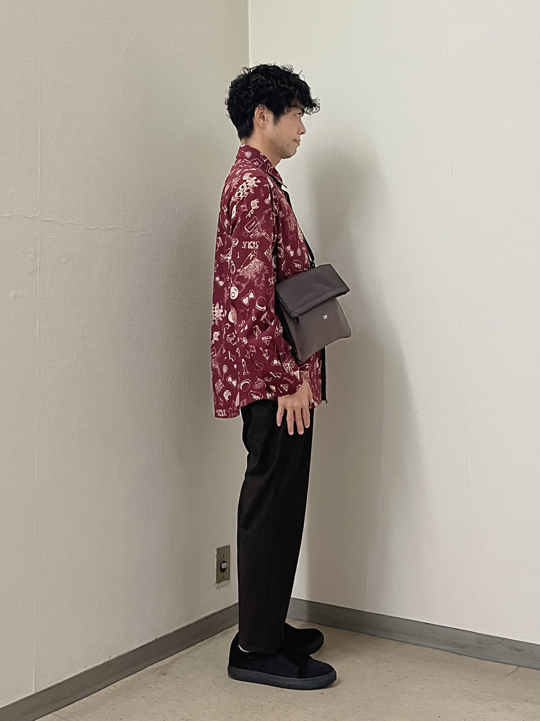 URAさんの「TAKEO KIKUCHI｜【BOWLER HAT LABEL】日本製PLAYプリントシャツ」を使ったコーディネート
