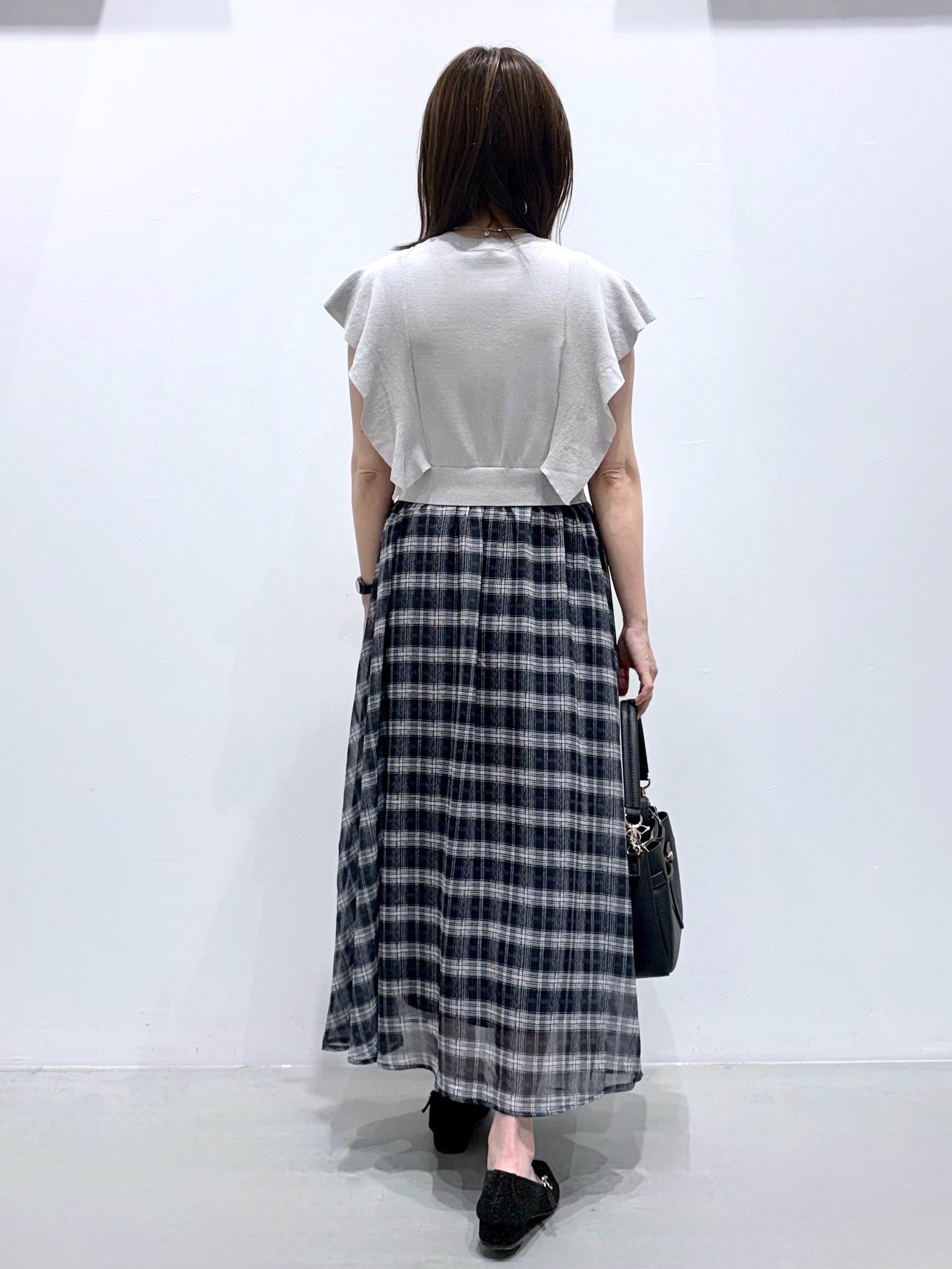 ＷＡさんの「grove｜【低身長さんも選べる着丈・洗濯機◎】1枚で華やか 肩フリルニットドッキングワンピース」を使ったコーディネート