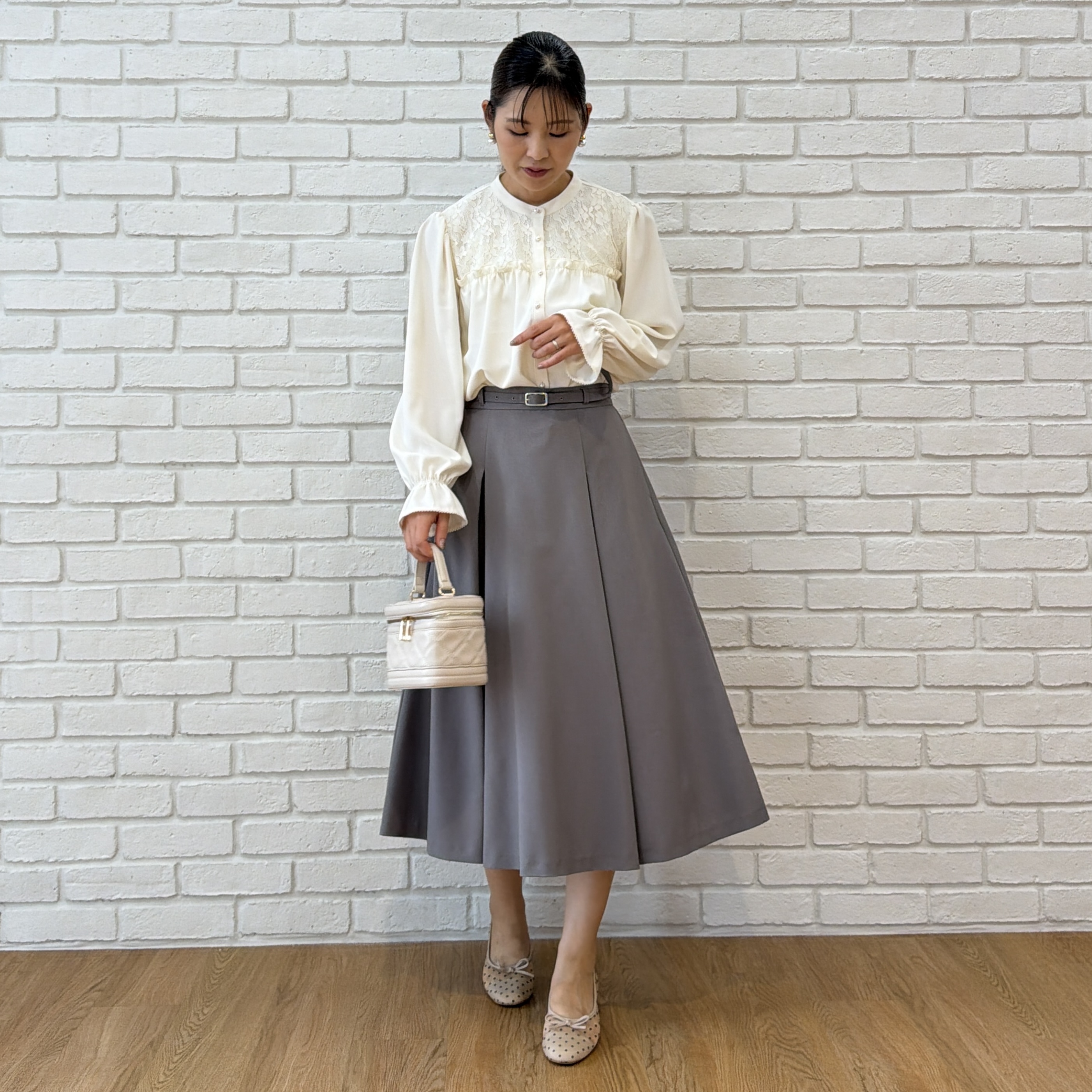 makiさんの「Couture brooch｜【フリルカフスが華やか】レースギャザーブラウス」を使ったコーディネート