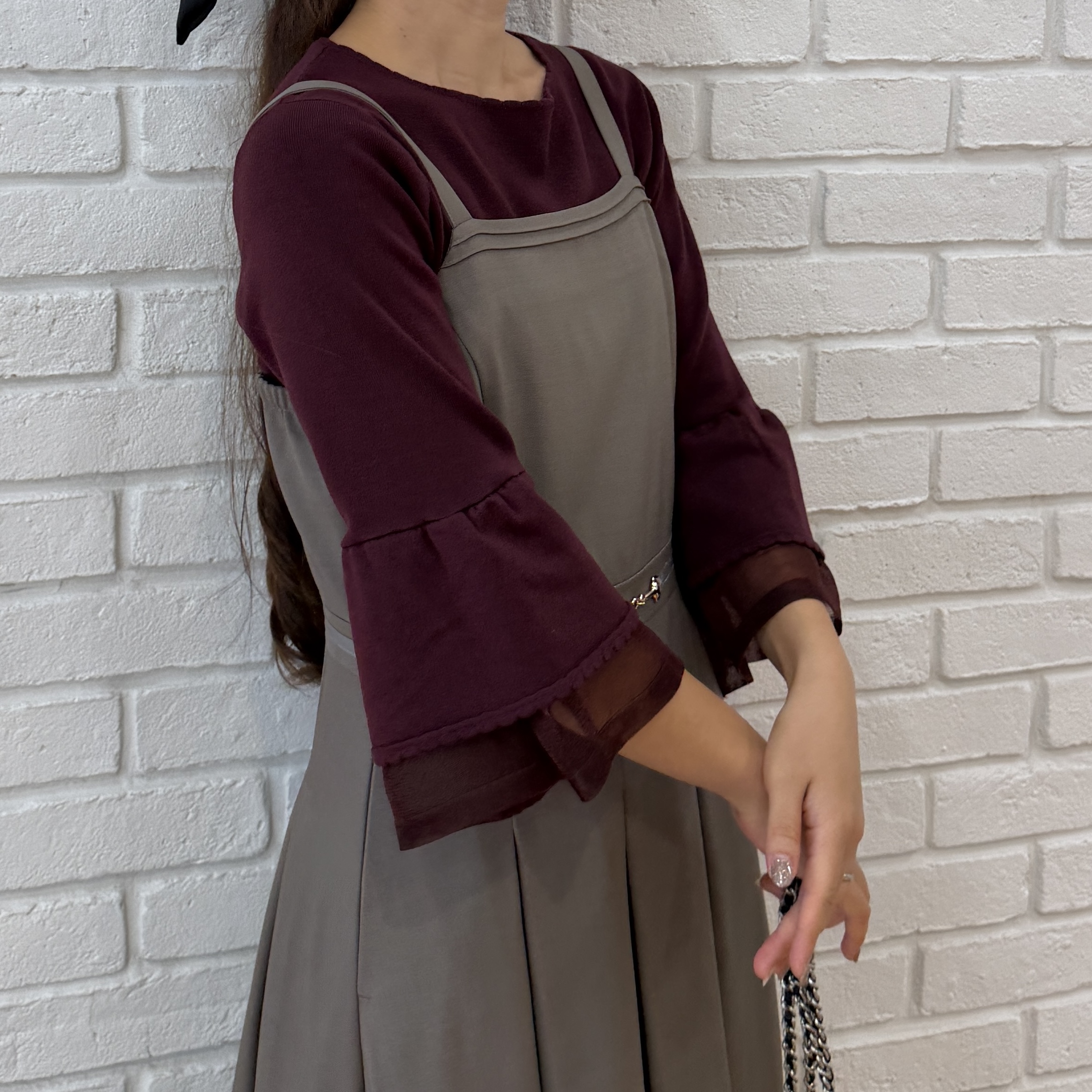 makiさんの「Couture brooch｜【袖レイヤードが軽やか】シアーフレア袖ニット」を使ったコーディネート