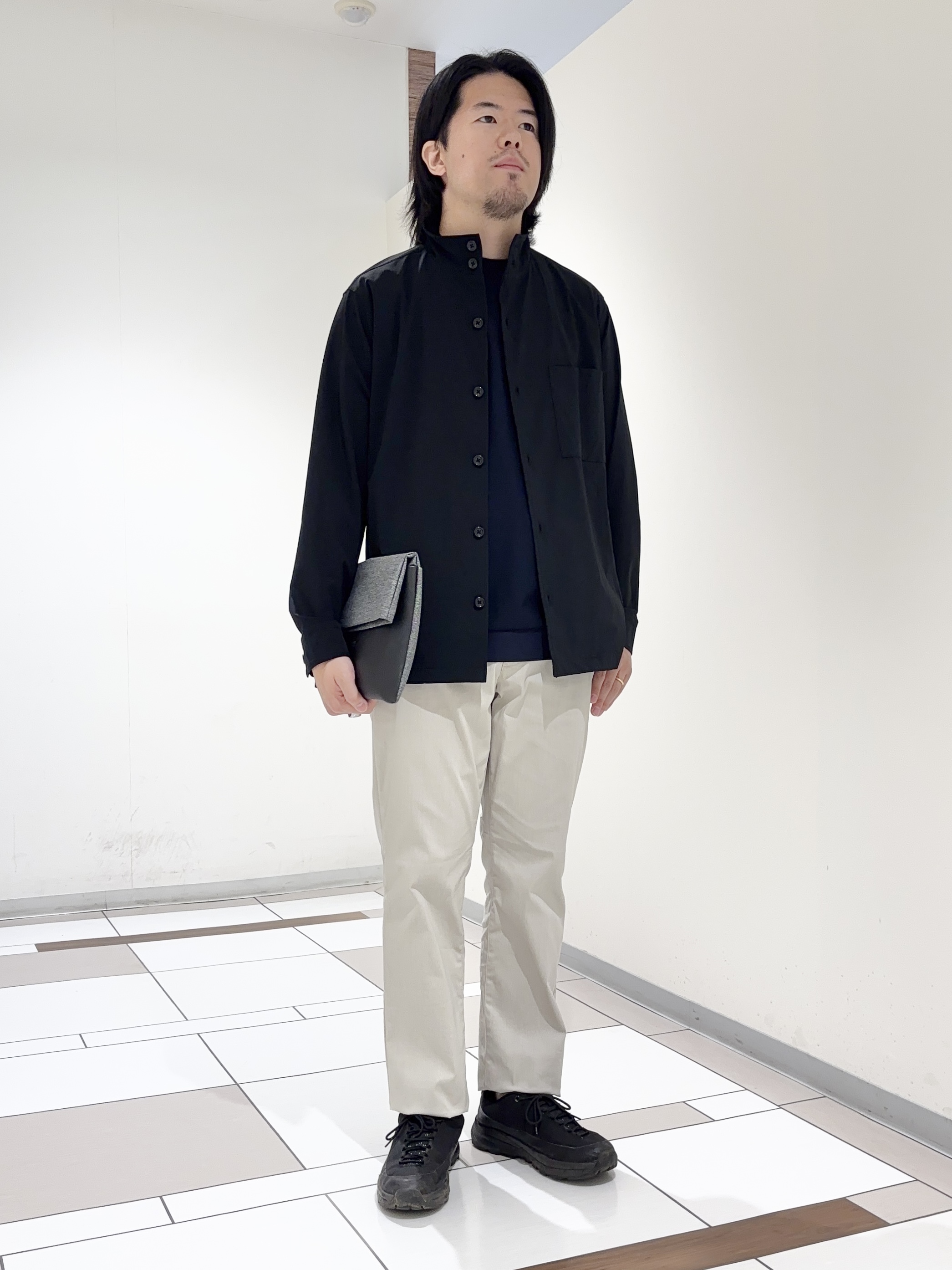 及川さんの「TAKEO KIKUCHI｜3Dナイロンストレッチ　スタンドカラーブルゾン」を使ったコーディネート