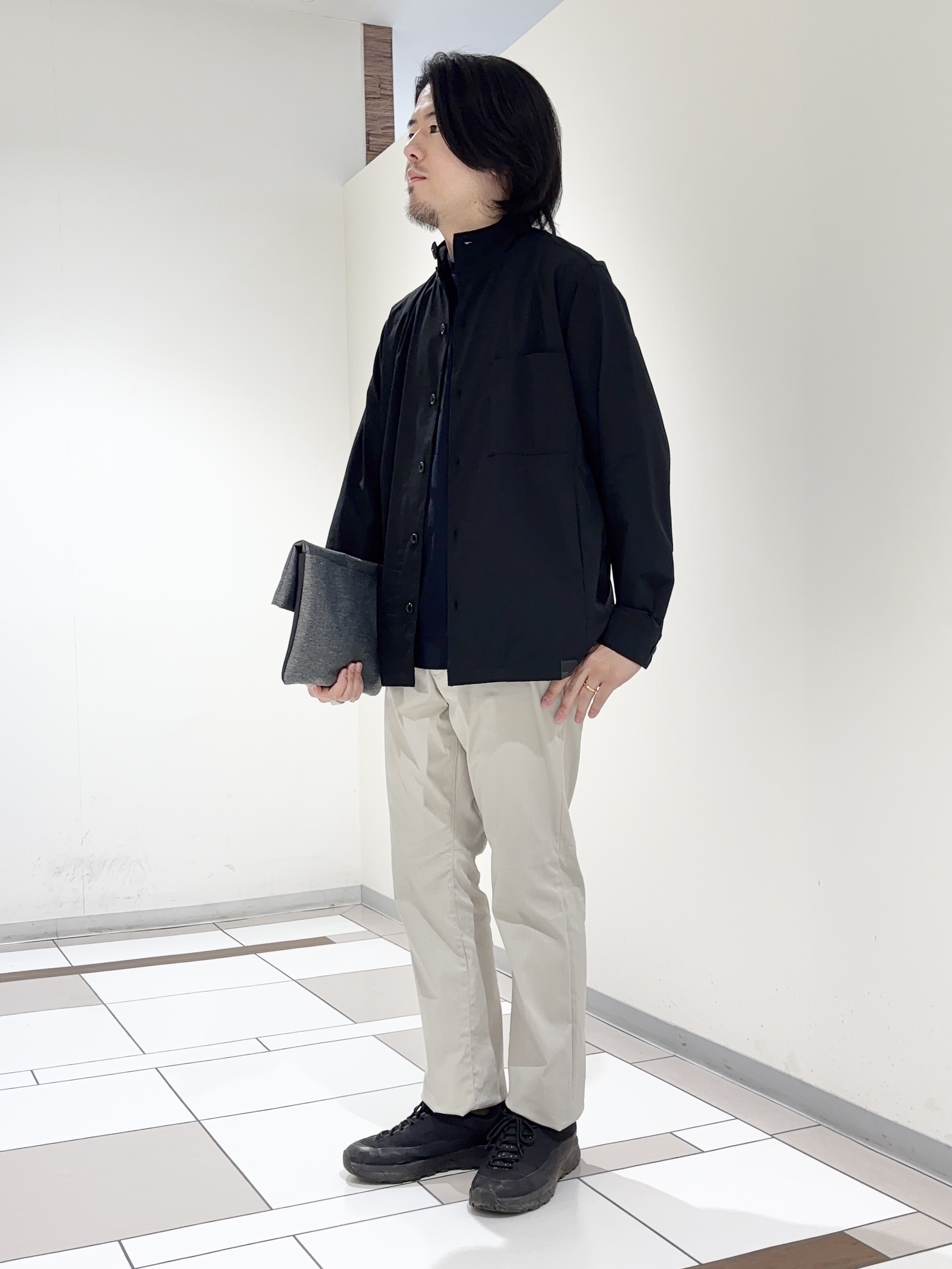 及川さんの「TAKEO KIKUCHI｜3Dナイロンストレッチ　スタンドカラーブルゾン」を使ったコーディネート
