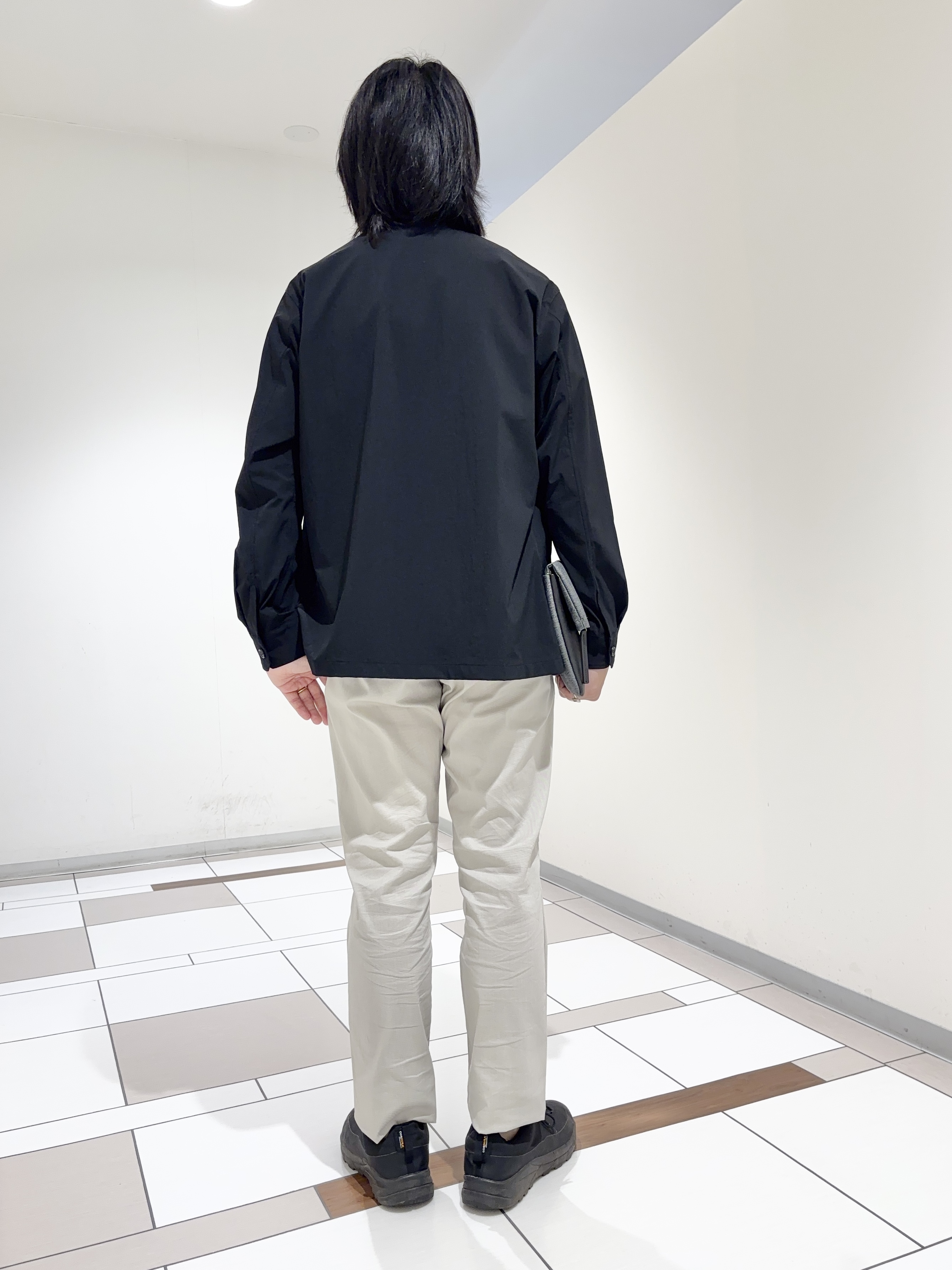 及川さんの「TAKEO KIKUCHI｜3Dナイロンストレッチ　スタンドカラーブルゾン」を使ったコーディネート