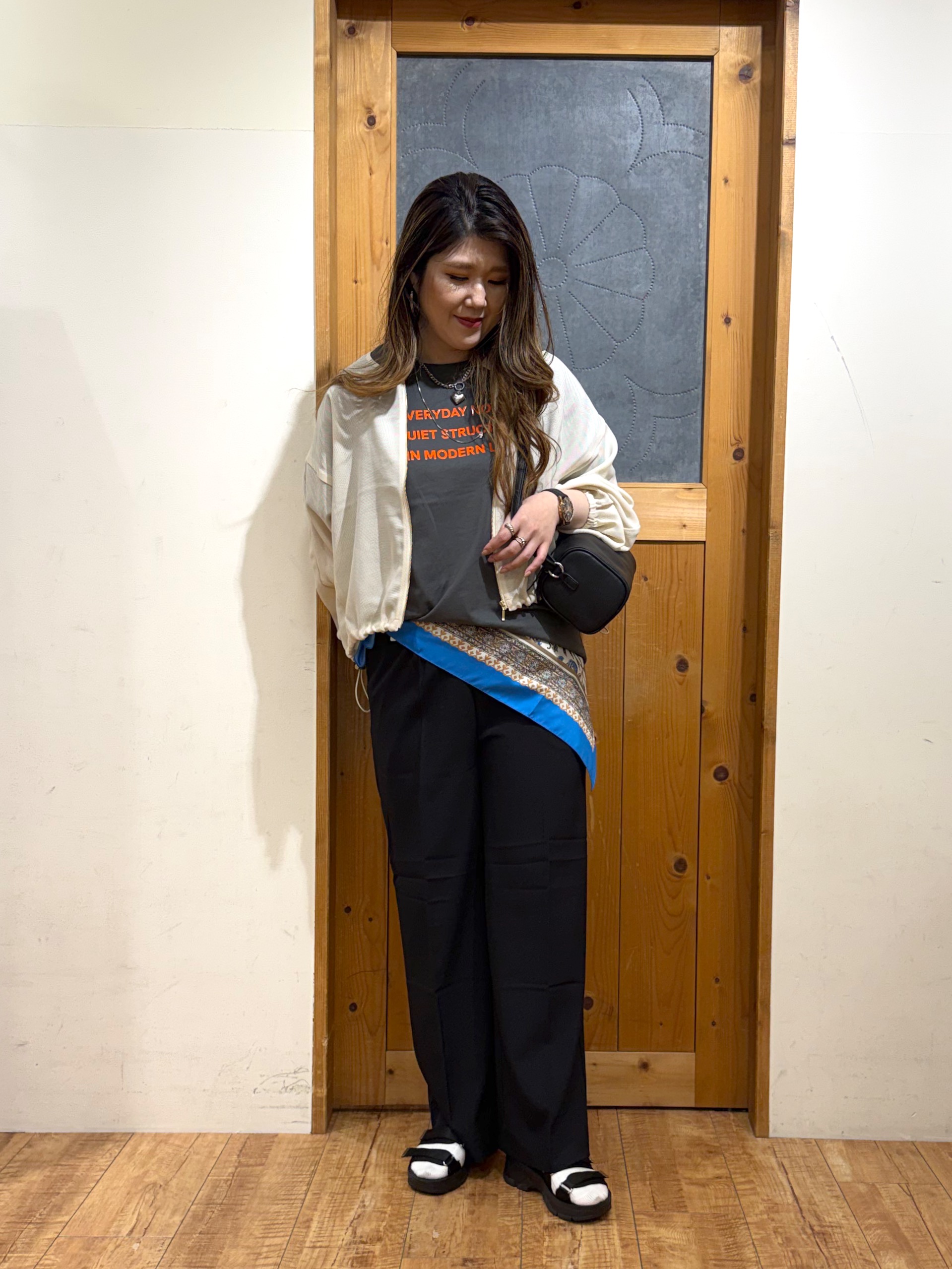Ayana.さんの「SHOO･LA･RUE｜【S-LL/洗濯機可】大人っぽく着られる ジェルロゴプリントTシャツ」を使ったコーディネート