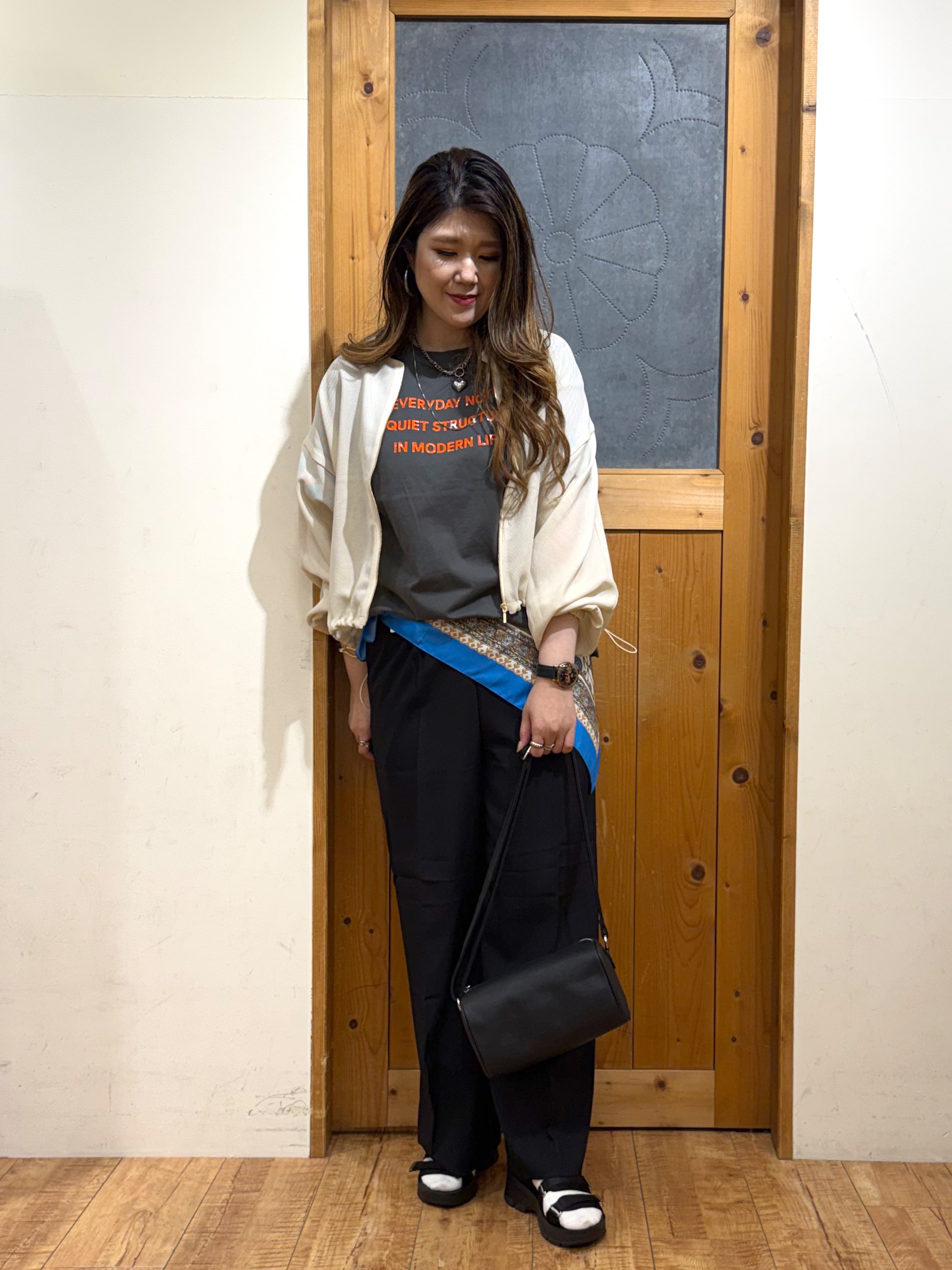 Ayana.さんの「SHOO･LA･RUE｜【S-LL/洗濯機可】大人っぽく着られる ジェルロゴプリントTシャツ」を使ったコーディネート