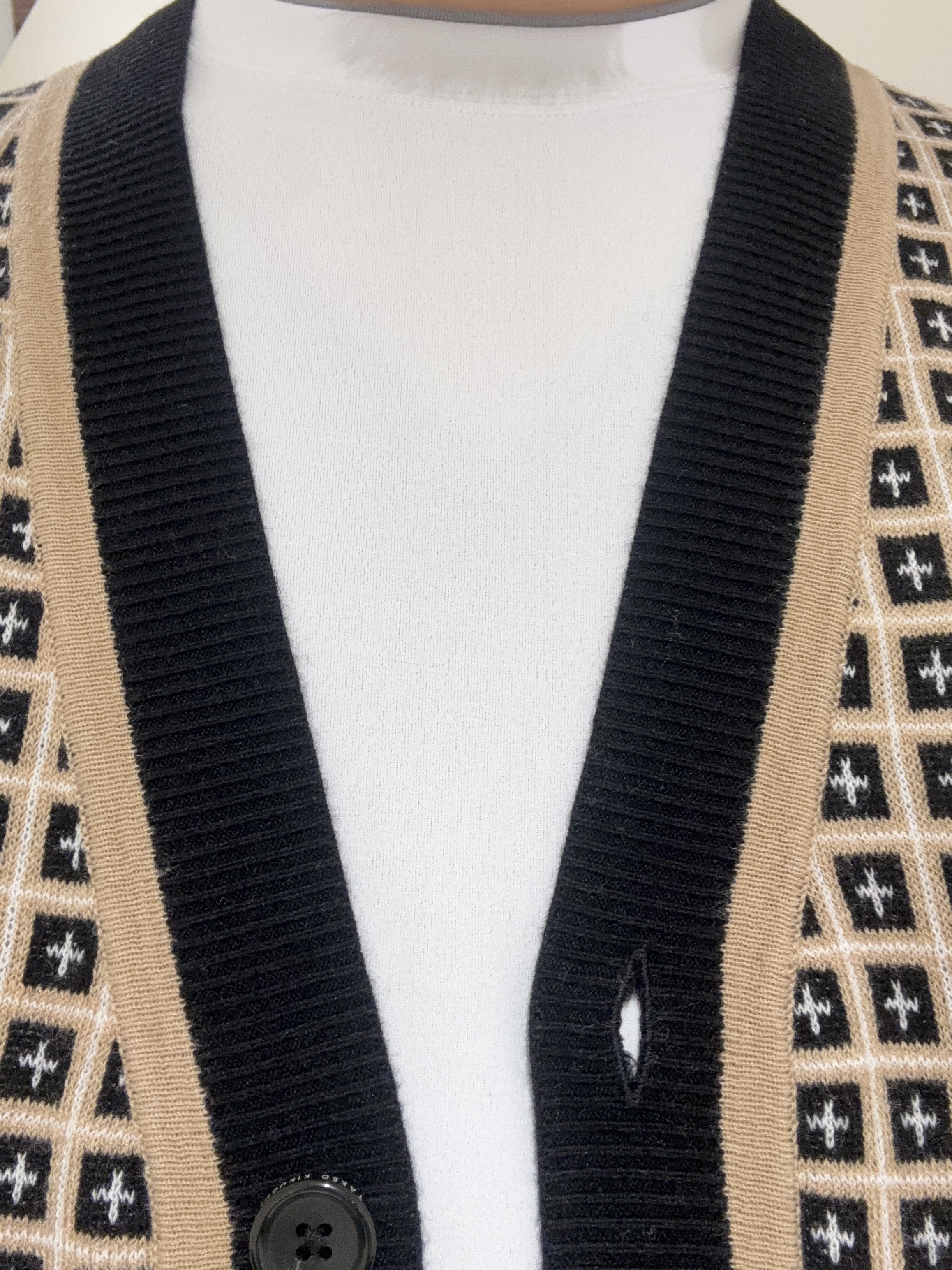及川さんの「TAKEO KIKUCHI｜【BOWLER HAT LABEL】ジオメトリック柄カーディガン」を使ったコーディネート