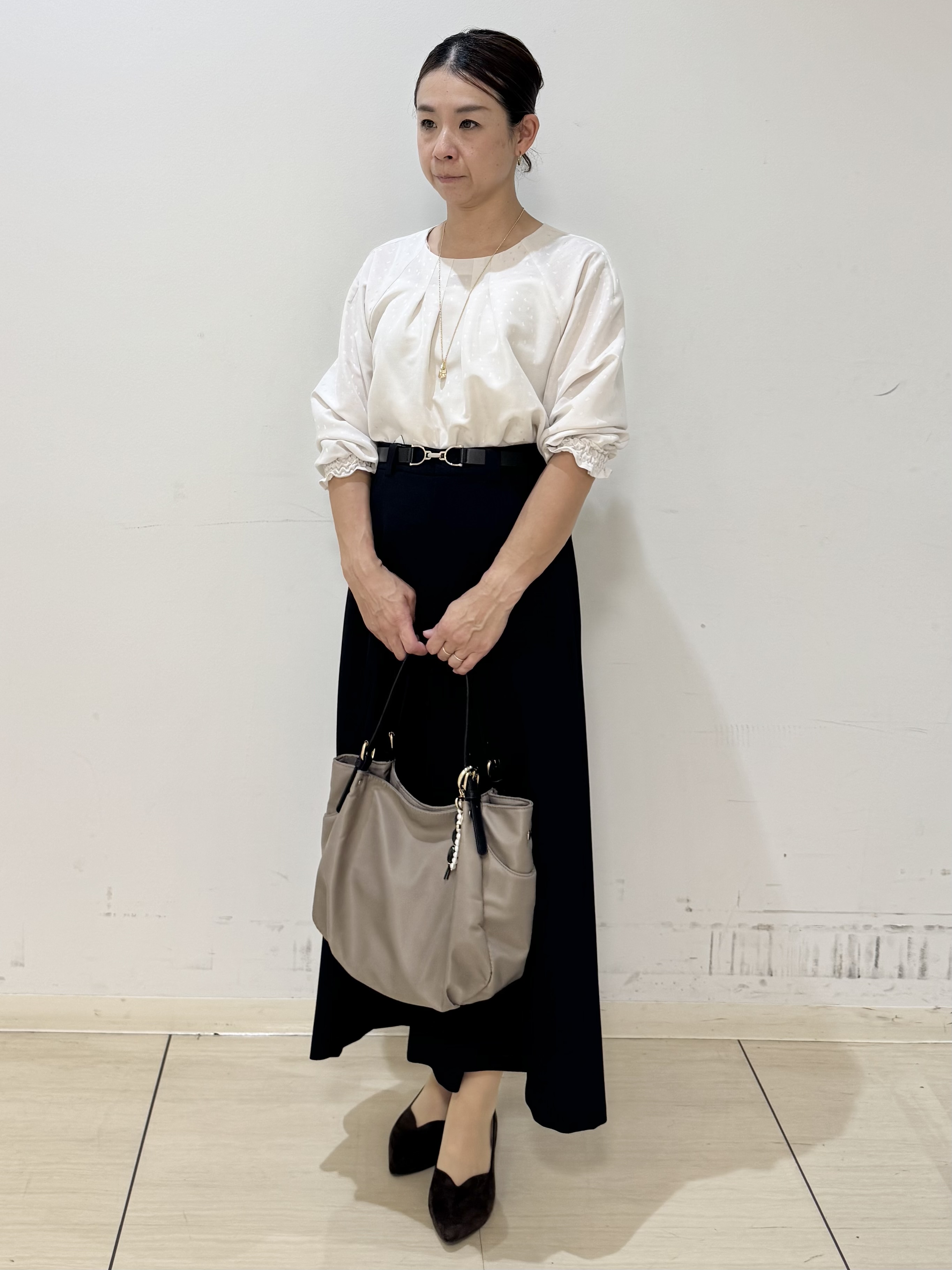koyaさんの「Reflect｜タックデザイン ラグランスリーブブラウス」を使ったコーディネート