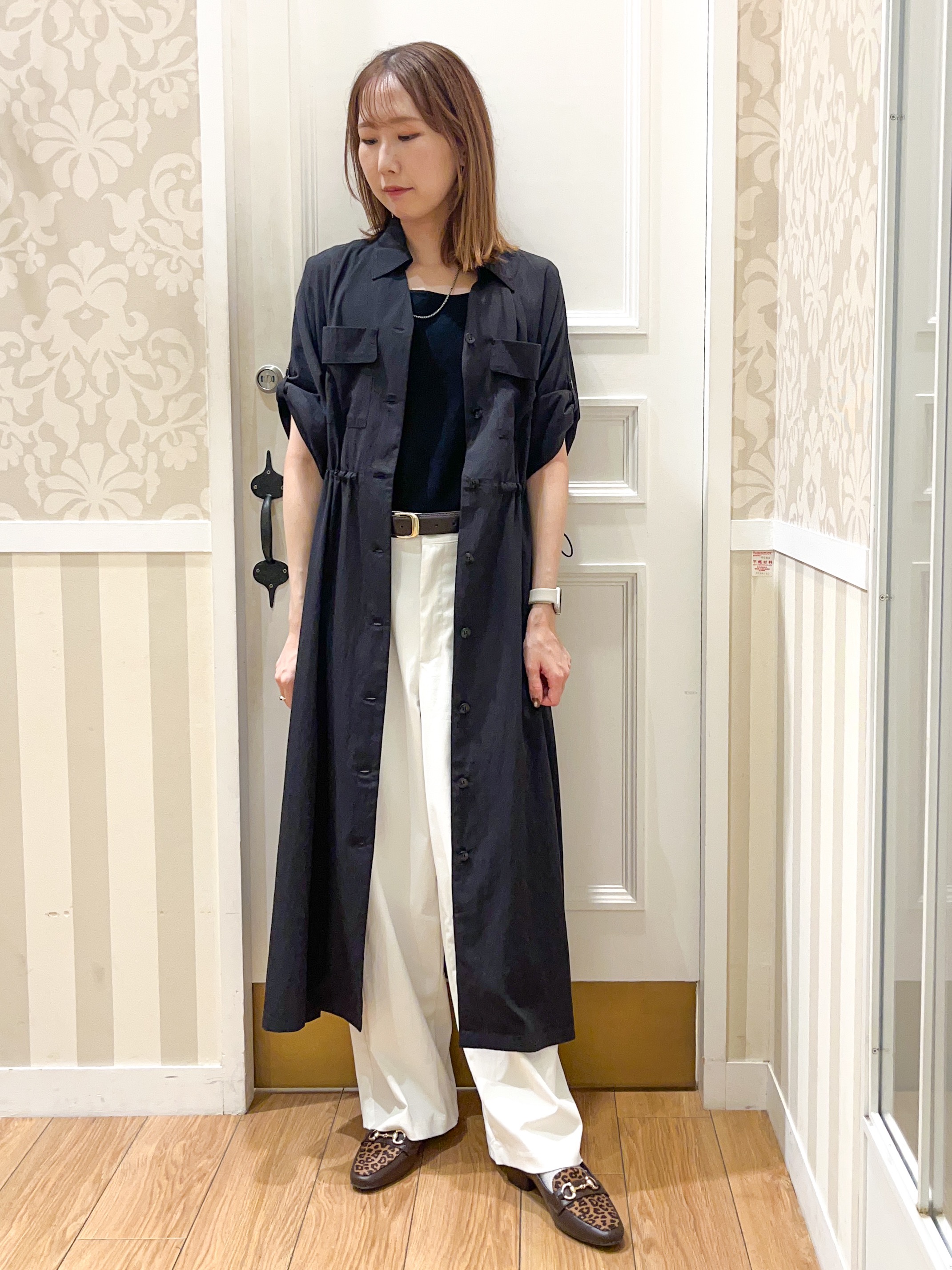 みーちゃんさんの「grove｜1枚でも羽織でも◎ ウエストドロストシャツワンピース」を使ったコーディネート