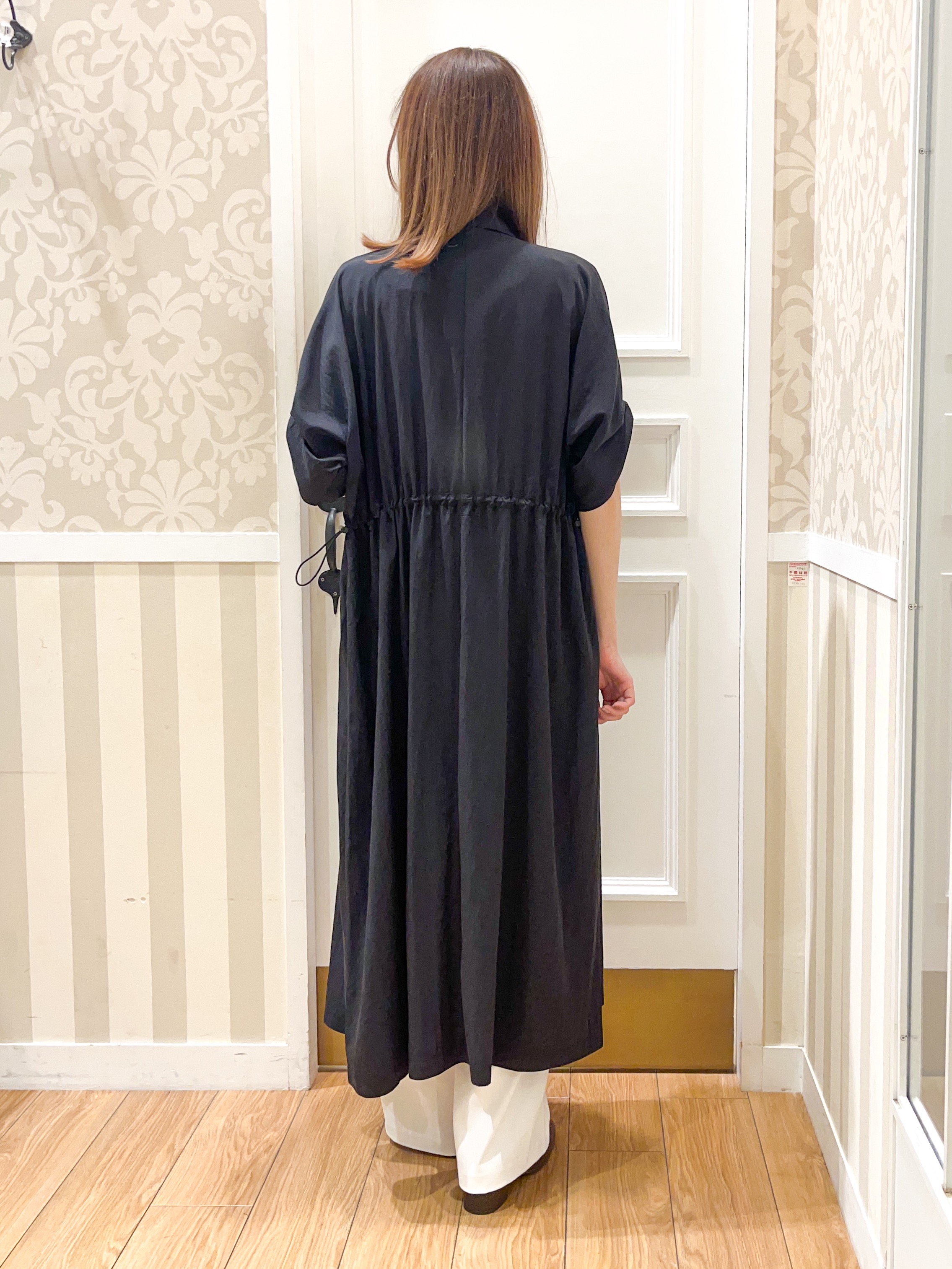 みーちゃんさんの「grove｜1枚でも羽織でも◎ ウエストドロストシャツワンピース」を使ったコーディネート