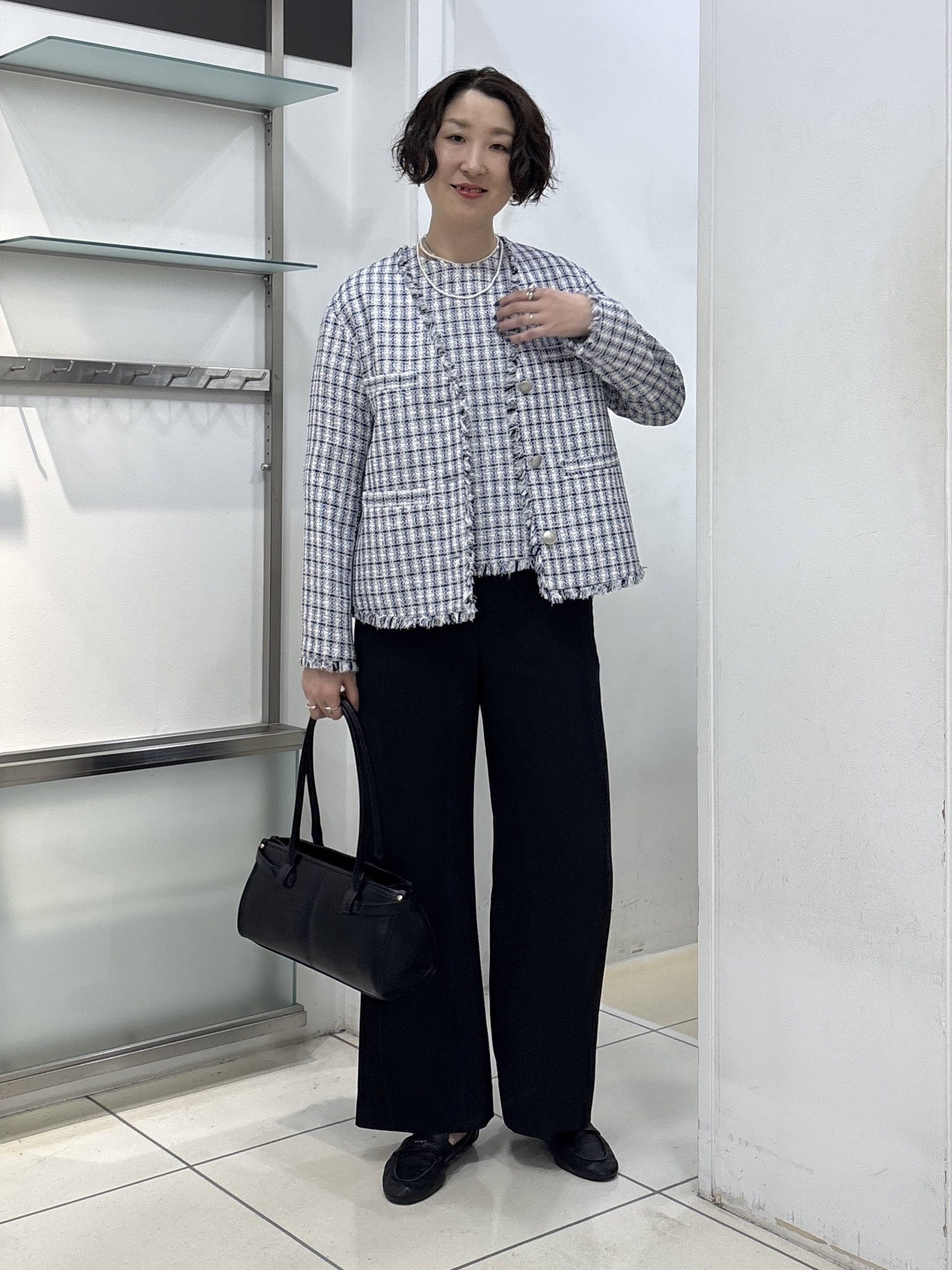 yuriさんの「INDIVI｜【華やか／1枚でサマになる】上品ツイードブラウス」を使ったコーディネート