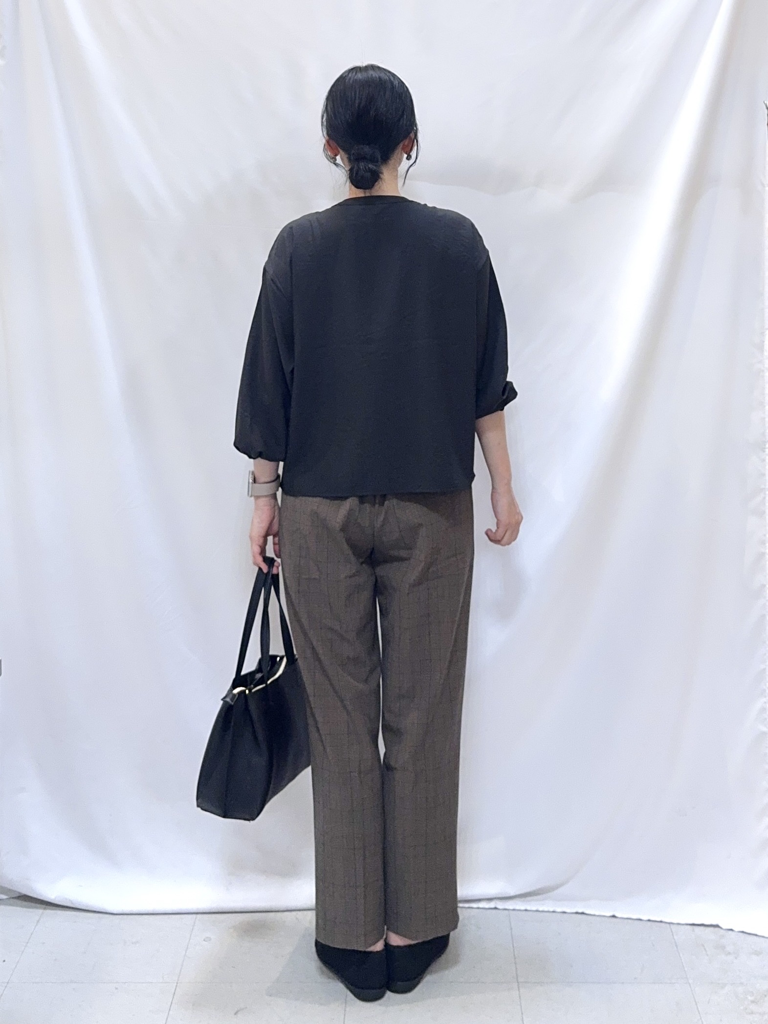 𝐇𝐢𝐫𝐨𝐦𝐢さんの「SHOO･LA･RUE｜【S-LL/洗濯機可】1枚で華やか フロントティアードブラウス」を使ったコーディネート