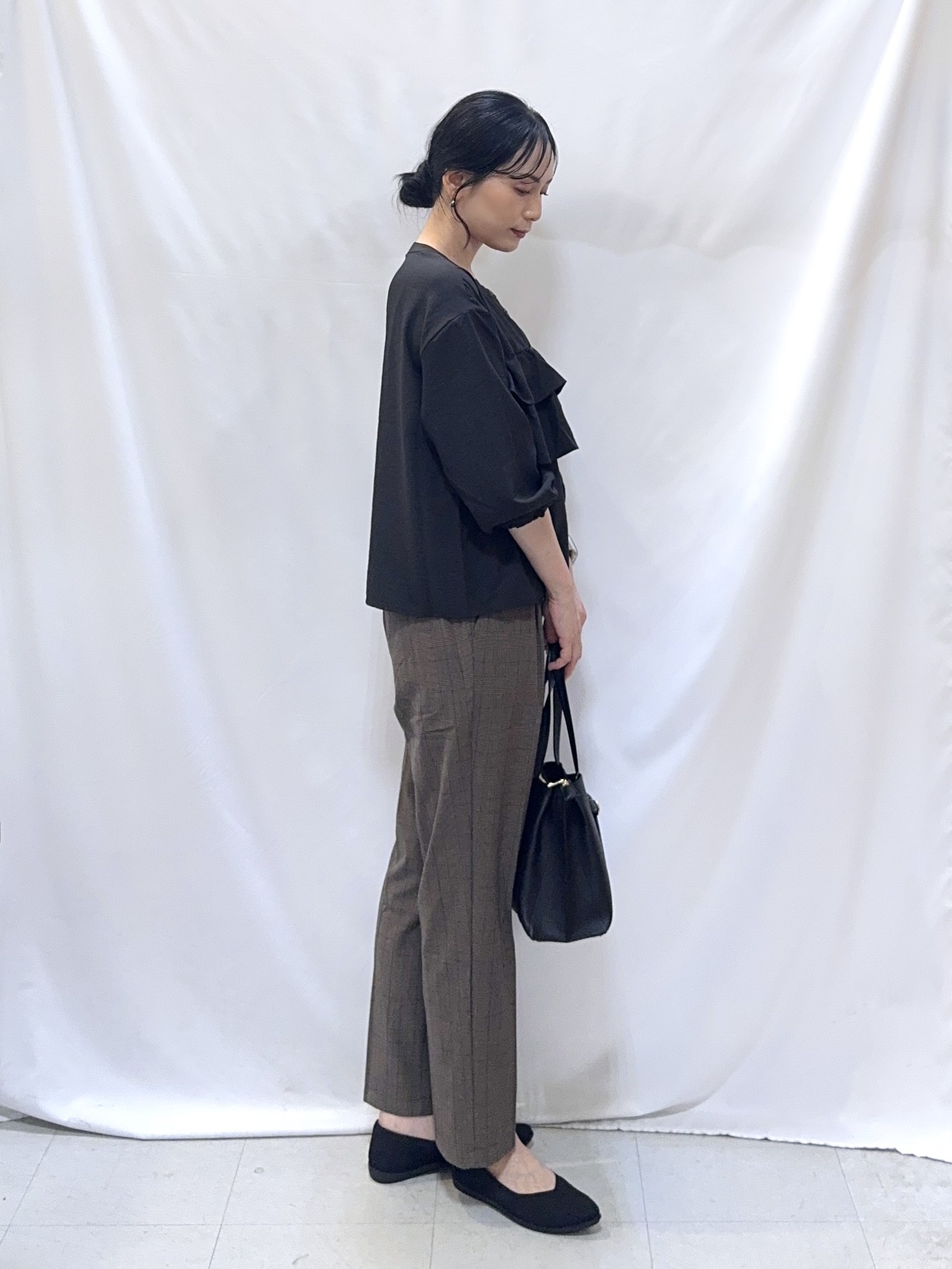 𝐇𝐢𝐫𝐨𝐦𝐢さんの「SHOO･LA･RUE｜【S-LL/洗濯機可】1枚で華やか フロントティアードブラウス」を使ったコーディネート