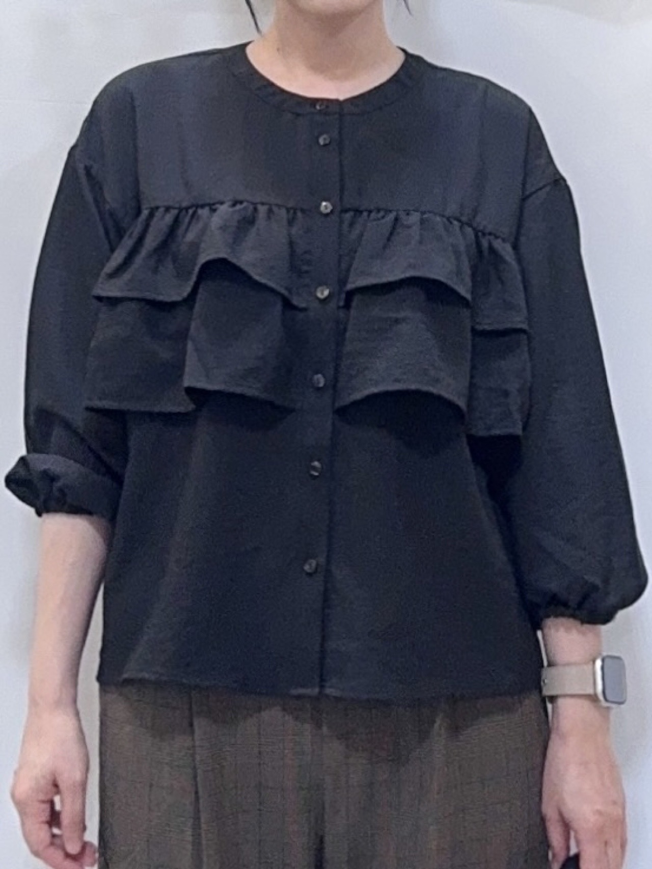 𝐇𝐢𝐫𝐨𝐦𝐢さんの「SHOO･LA･RUE｜【S-LL/洗濯機可】1枚で華やか フロントティアードブラウス」を使ったコーディネート