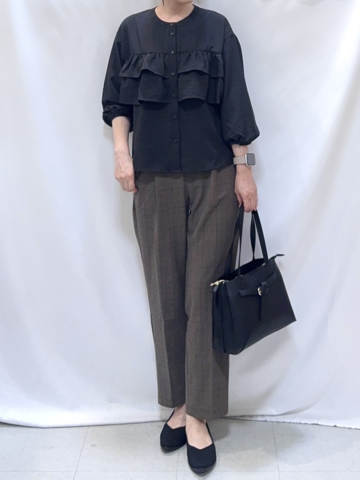 𝐇𝐢𝐫𝐨𝐦𝐢さんの「SHOO･LA･RUE｜【S-LL/洗濯機可】1枚で華やか フロントティアードブラウス」を使ったコーディネート