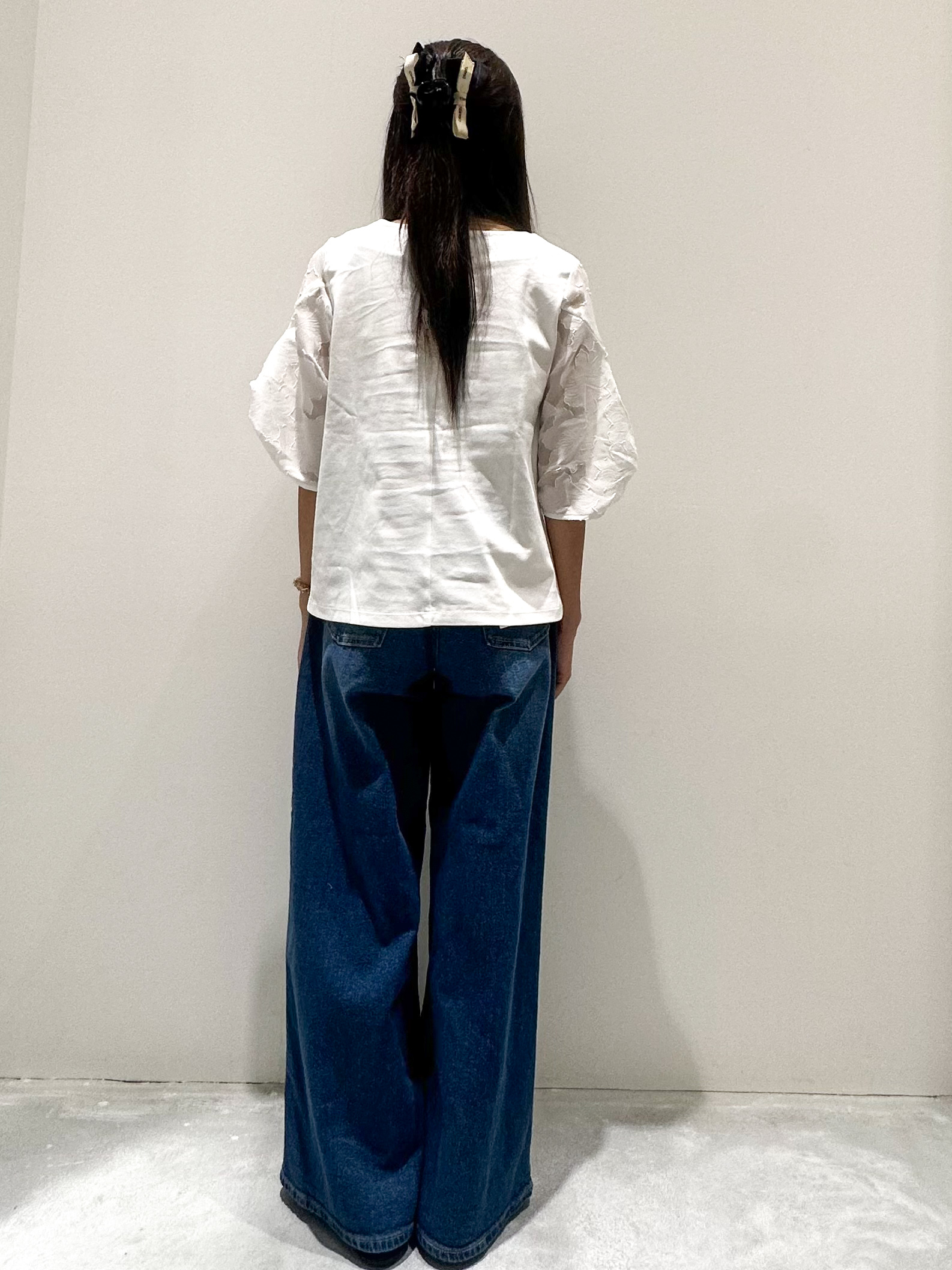 エリさんの「OPAQUE.CLIP｜【接触冷感／UVケア】花柄ジャカードスリーブトップス《洗濯機OK》」を使ったコーディネート