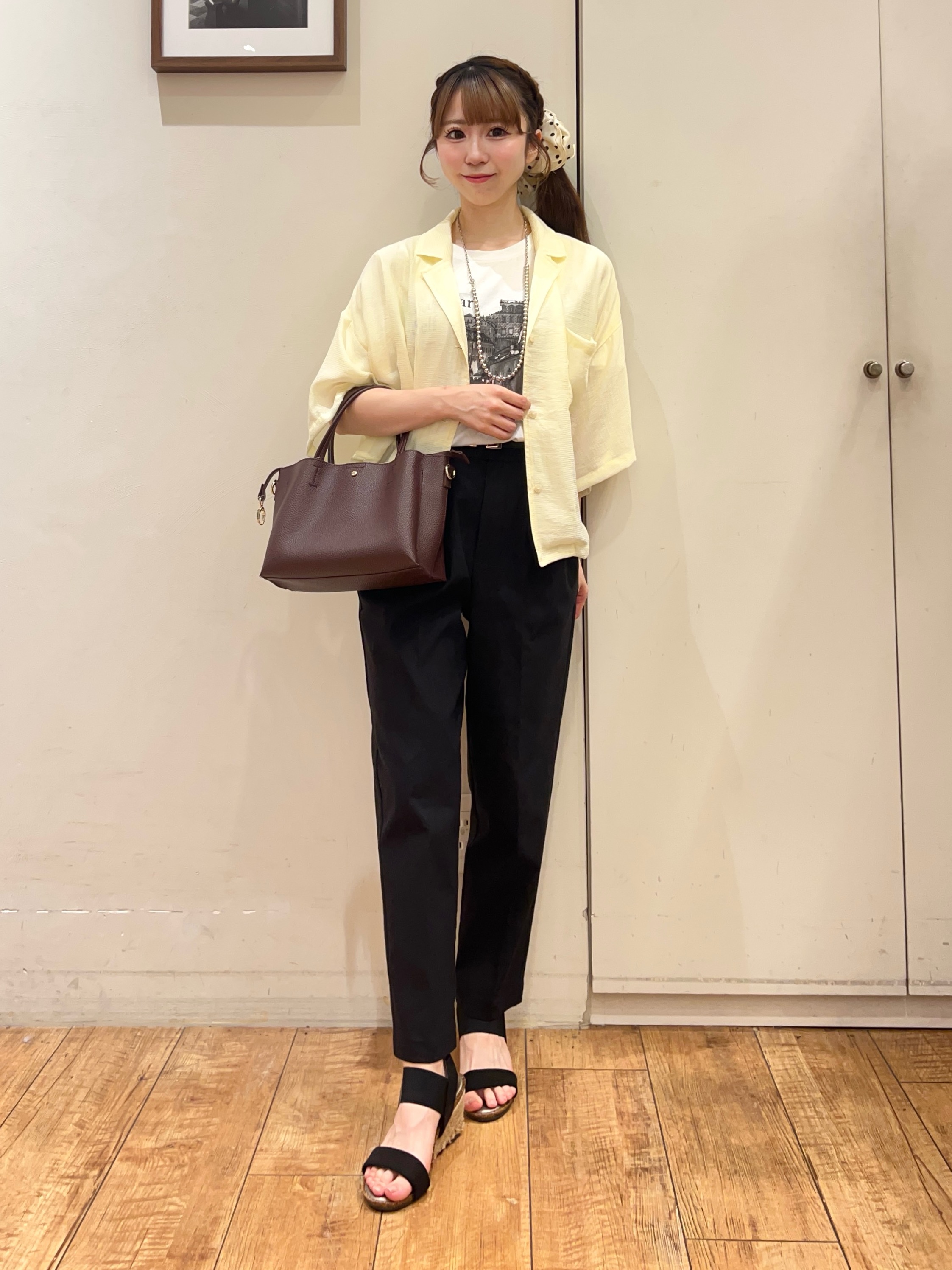 AIRIさんの「SHOO･LA･RUE｜【S-LL/洗濯機可】抜け感たっぷり 程よい透け感のポケット付きシャツ」を使ったコーディネート
